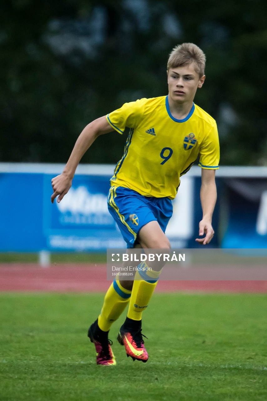 Sveriges Isac Harrysson i fotbollsmatchen mellan Sverige