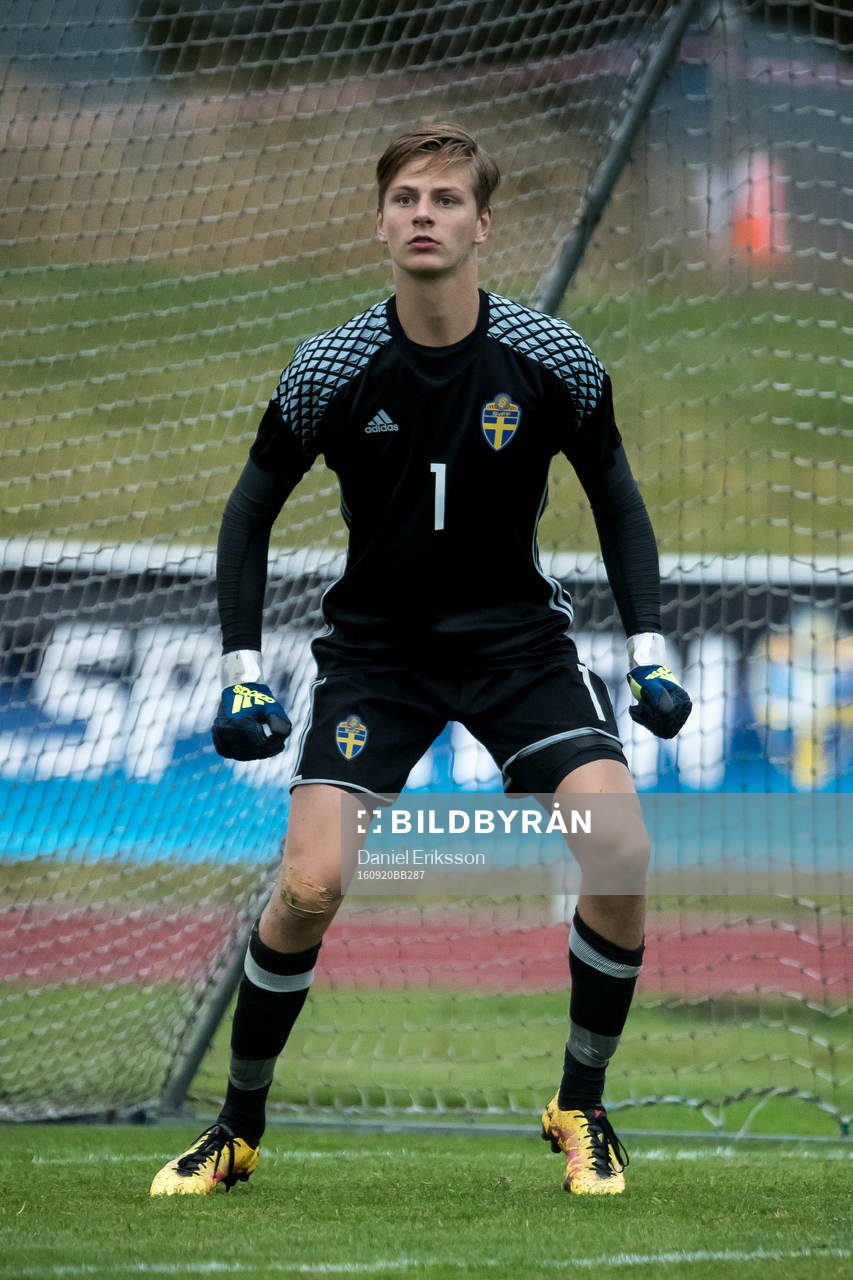 Sveriges Simon Andersson i fotbollsmatchen mellan Sverige