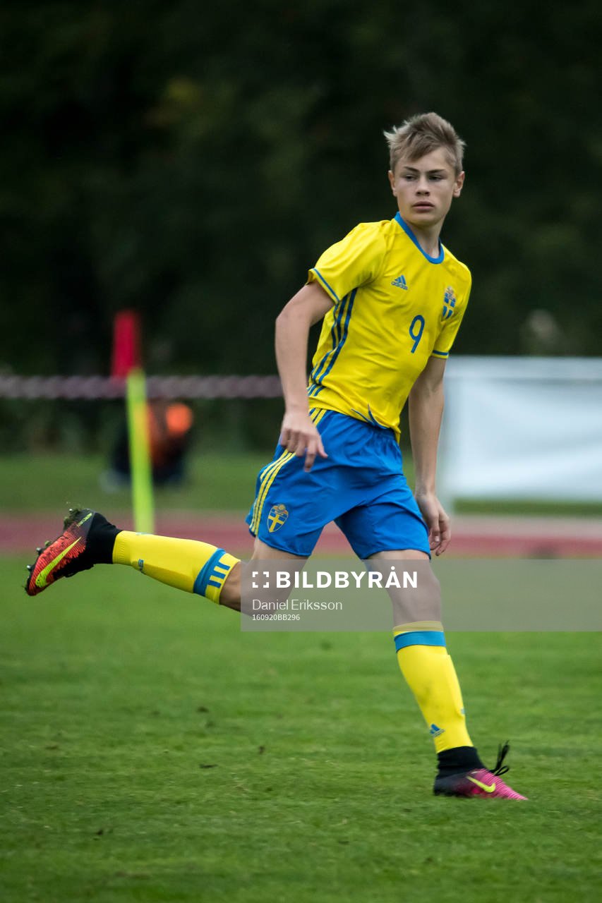 Sveriges Isac Harrysson i fotbollsmatchen mellan Sverige och Norge P15 den 20 september 2016 i Leksand.