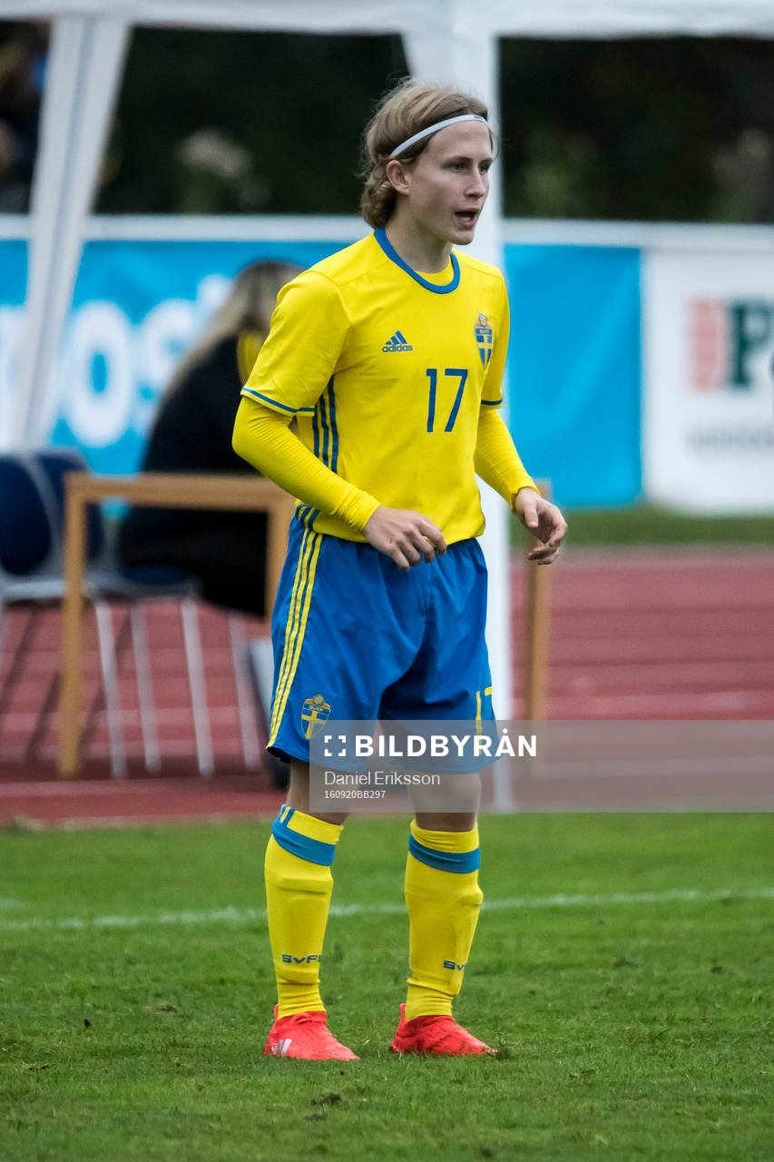 Sveriges Victor Backman i fotbollsmatchen mellan Sverige