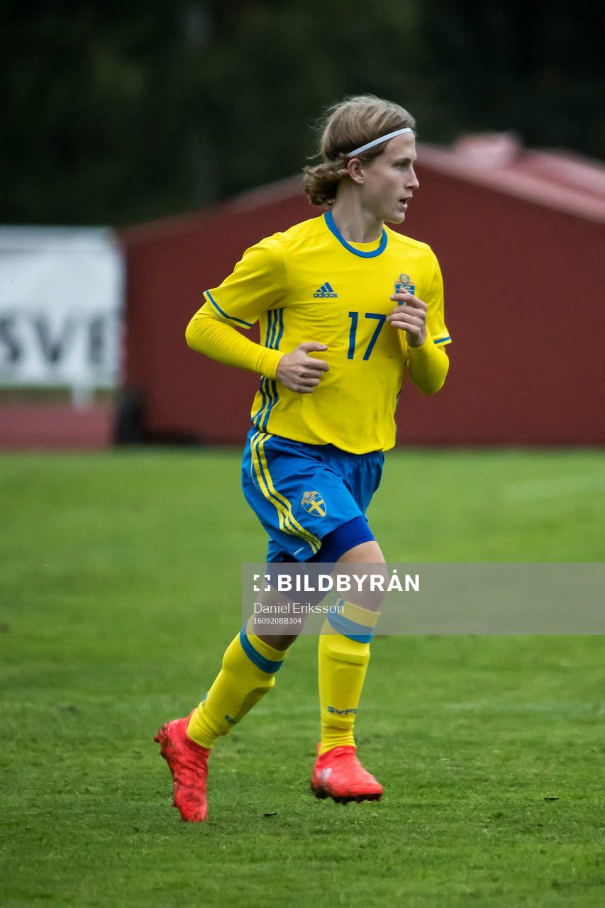 Sveriges Victor Backman i fotbollsmatchen mellan Sverige