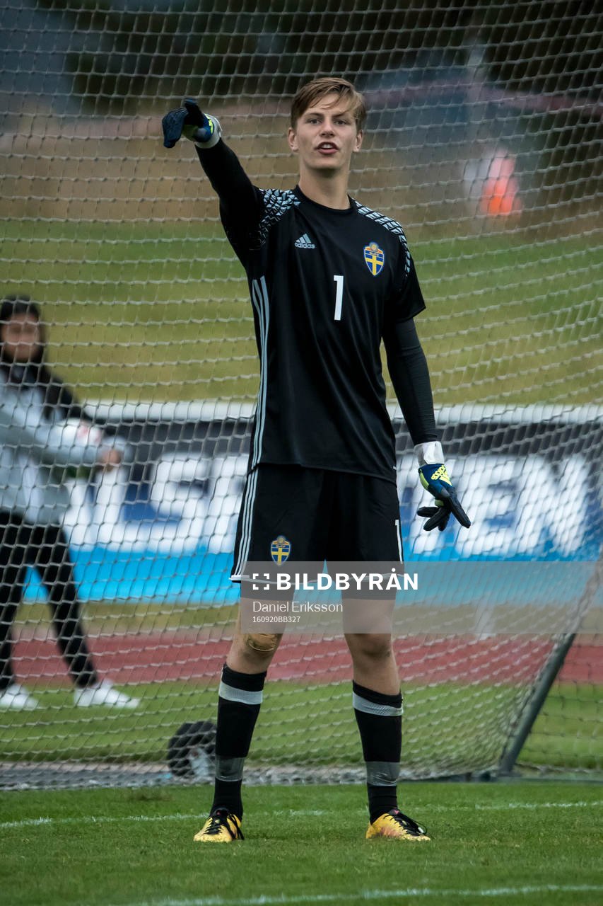 Sveriges Simon Andersson i fotbollsmatchen mellan Sverige