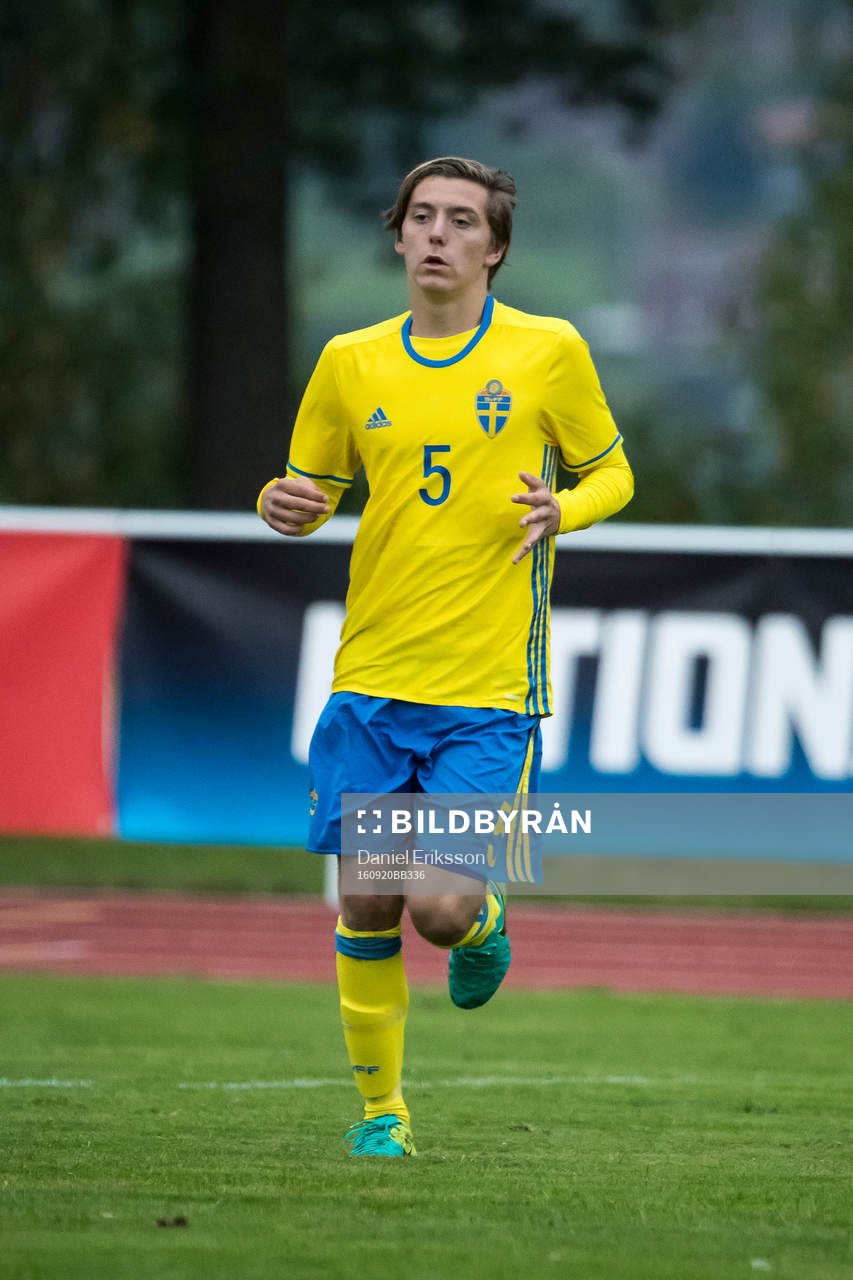 Sveriges Leo Lanneborn  i fotbollsmatchen mellan Sverige