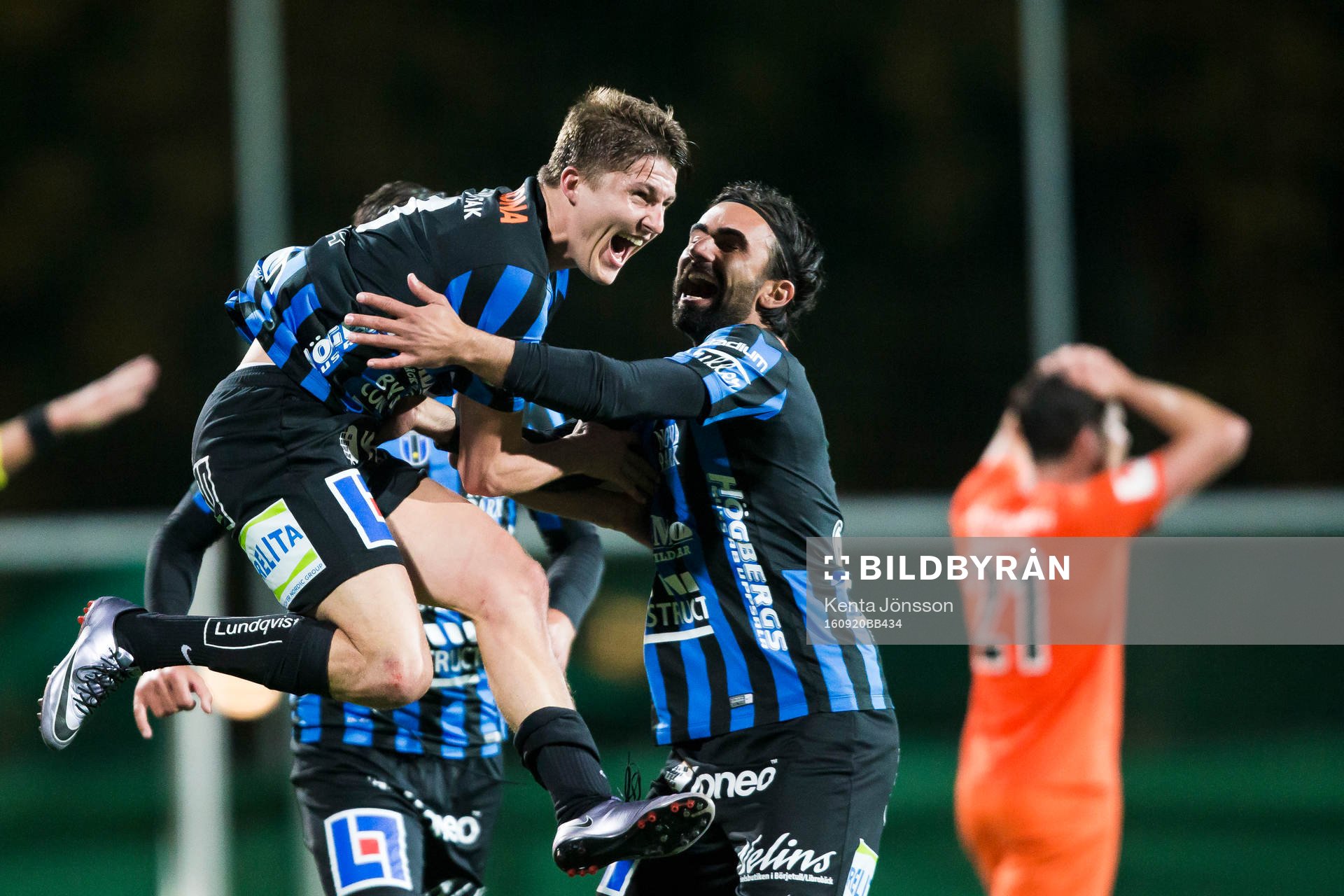 Sirius Johan Andersson jublar med Alexander Nilsson och lagkamrater efter sitt bortdömda 1-1 mål under fotbollsmatchen i Superettan mellan Athletic och Sirius den 20 September 2016 i Solna.