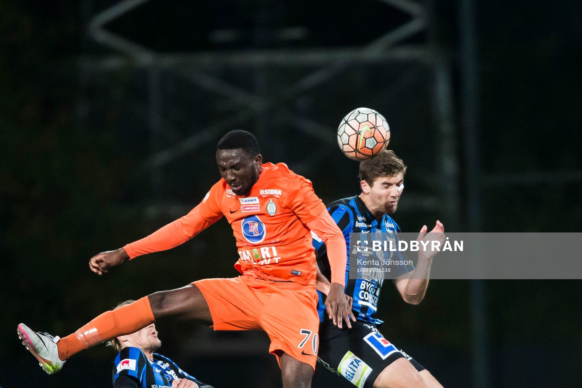 Sirius Patrick Hopkins i nickduell med Athletics Chidi Omeje