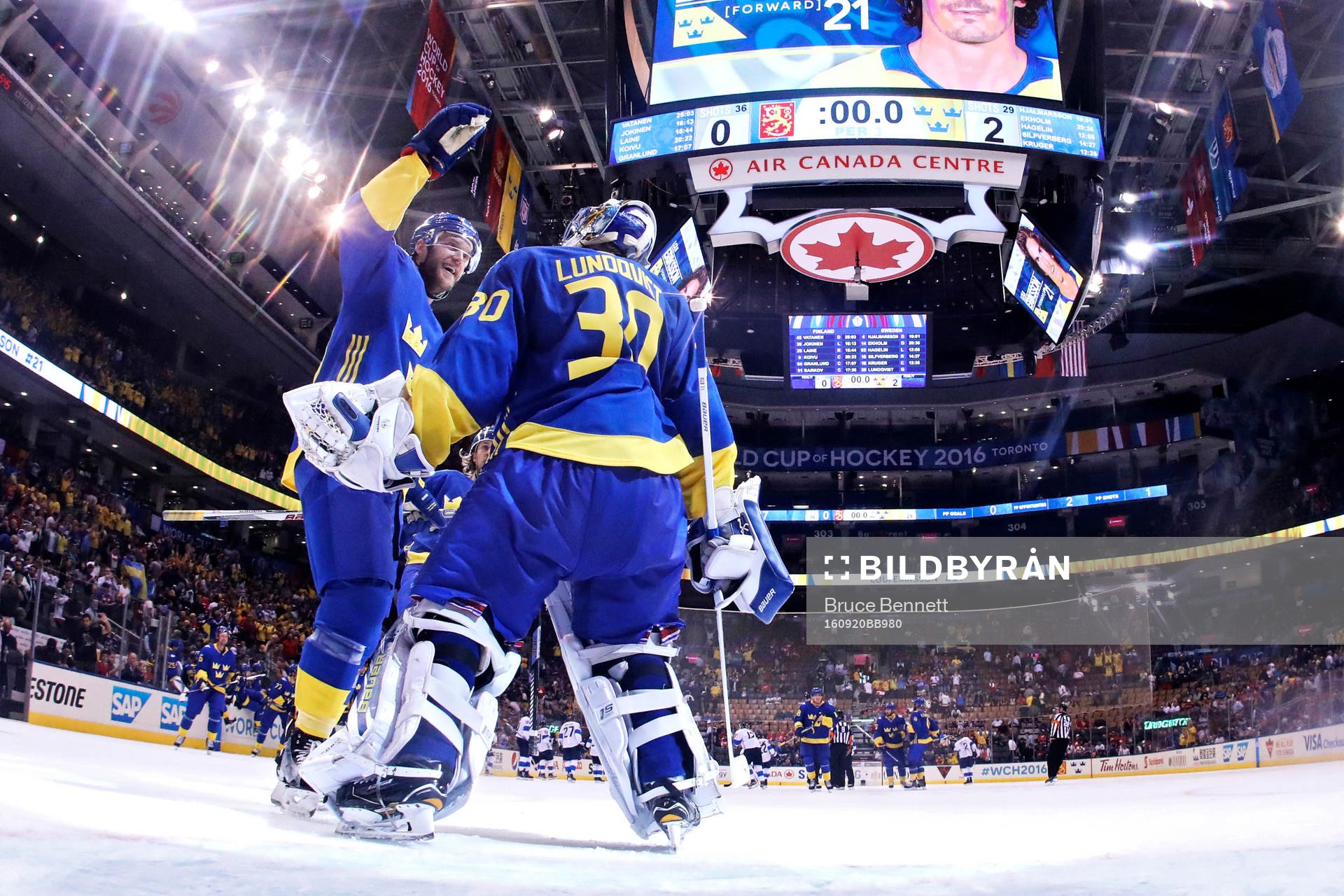 Sveriges Mattias Ekholm kramar om målvakt Henrik Lundqvist
