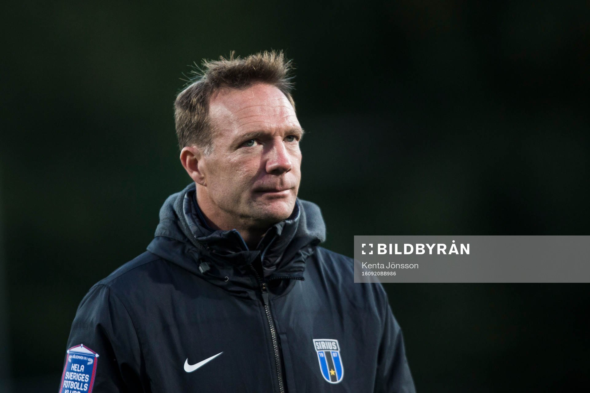 Sirius tränare Kim Bergstrand innan fotbollsmatchen i