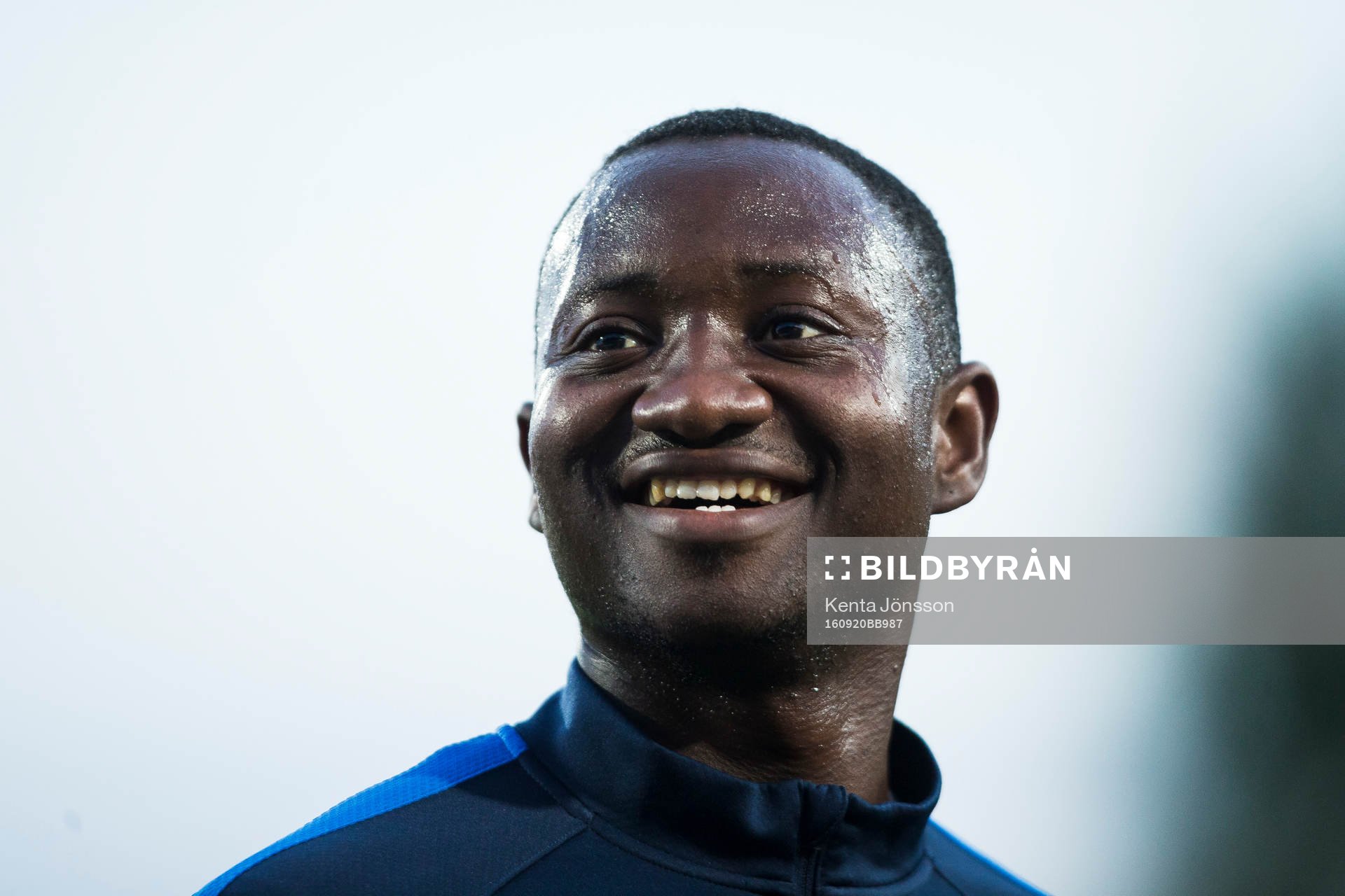 Sirius Moses Ogbu innan fotbollsmatchen i Superettan mellan