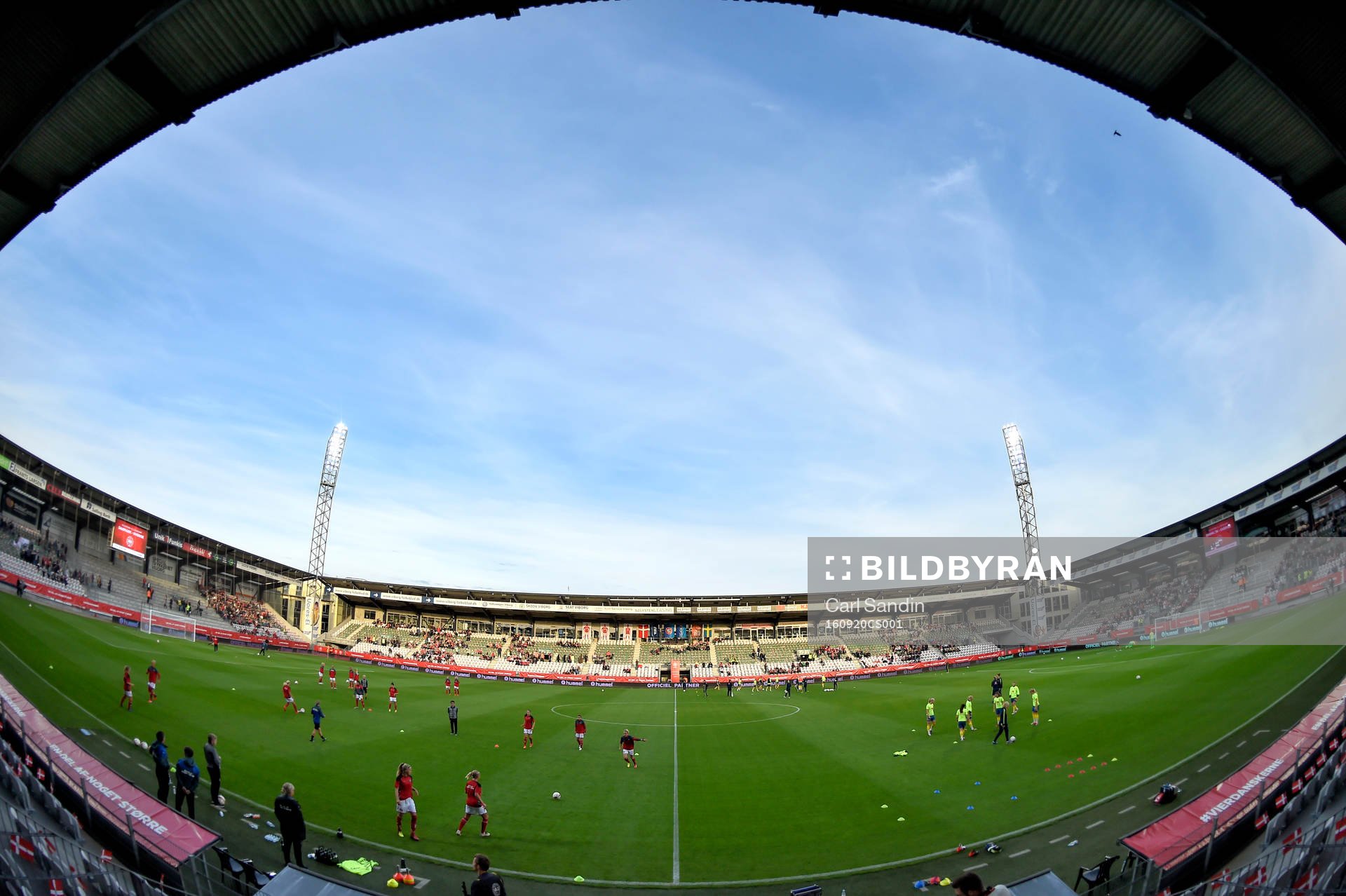 Spelarna värmer upp på Viborg Stadion