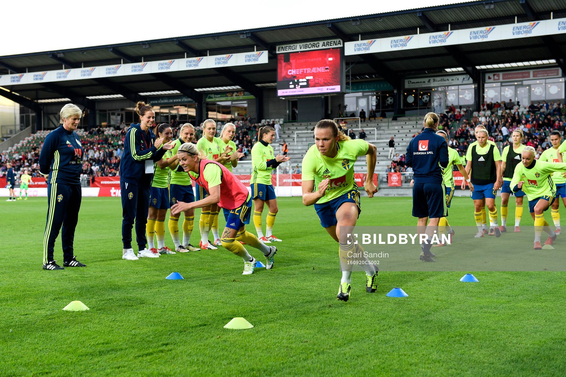 Sveriges Olivia Schough och Jessica Samuelsson värmer upp