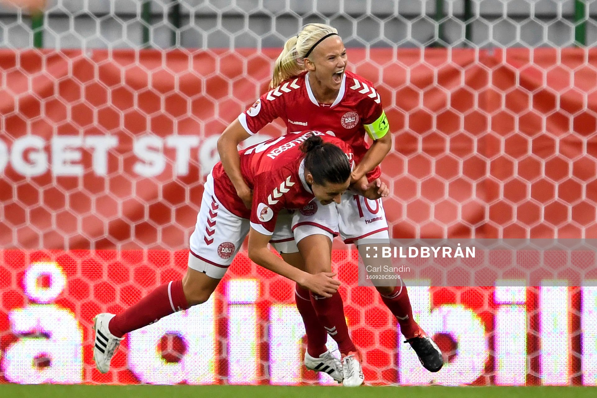 Danmarks Johanna Rasmussen och Pernille Harder jublar