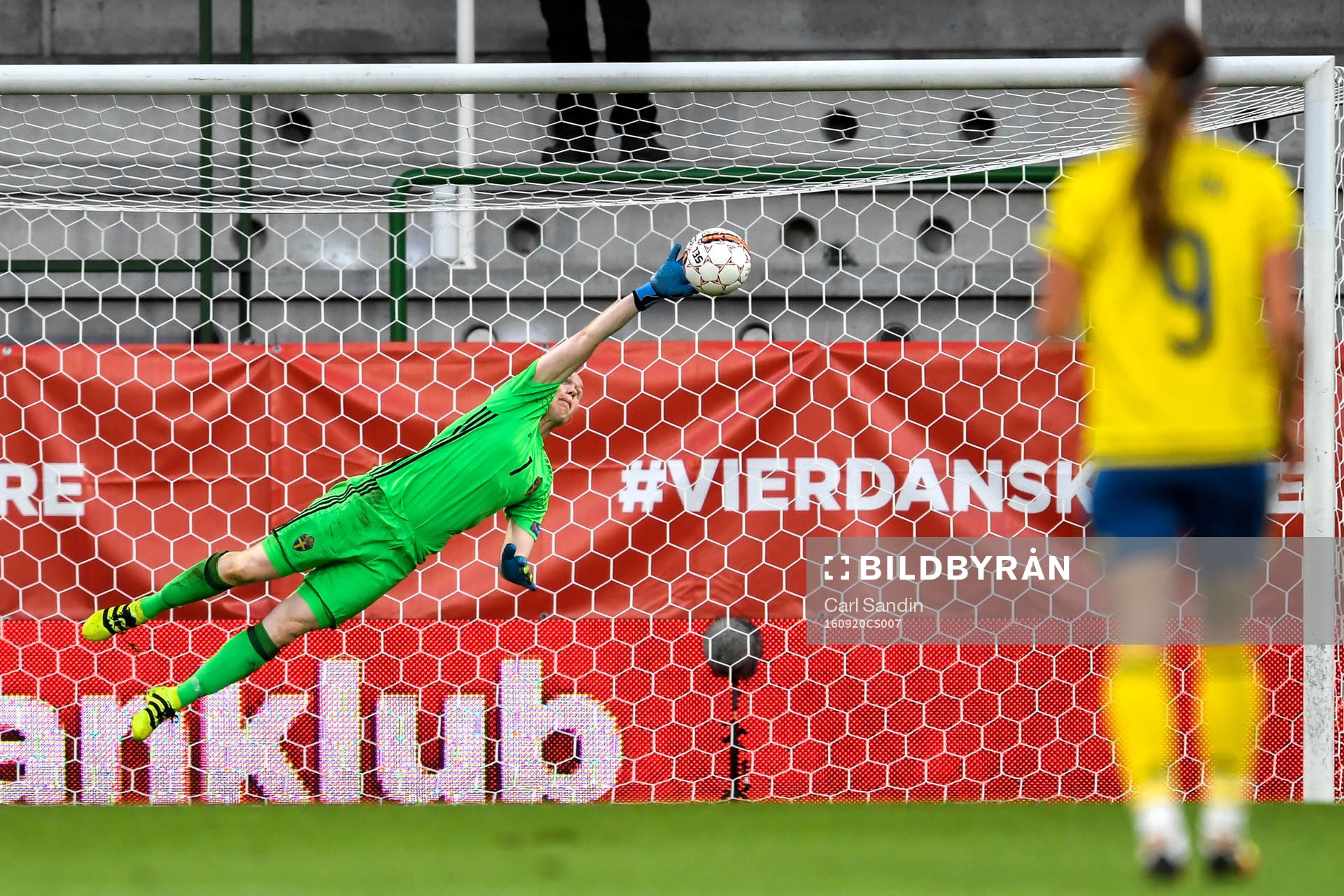 Danmarks Johanna Rasmussen (ej i bild) gör 1-0 bakom