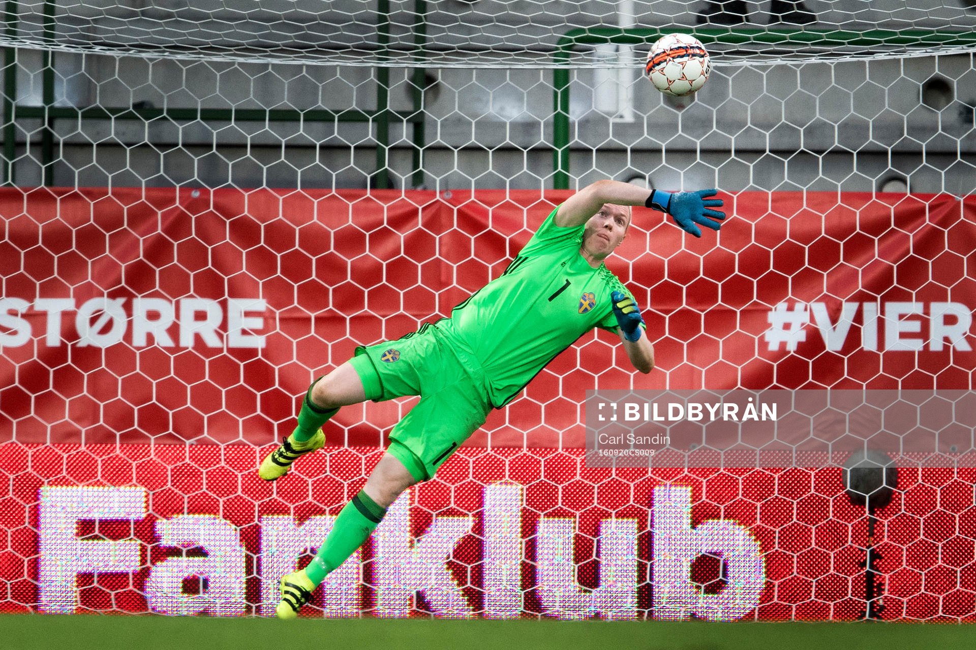 Sveriges målvakt Hedvig Lindahl kastar sig