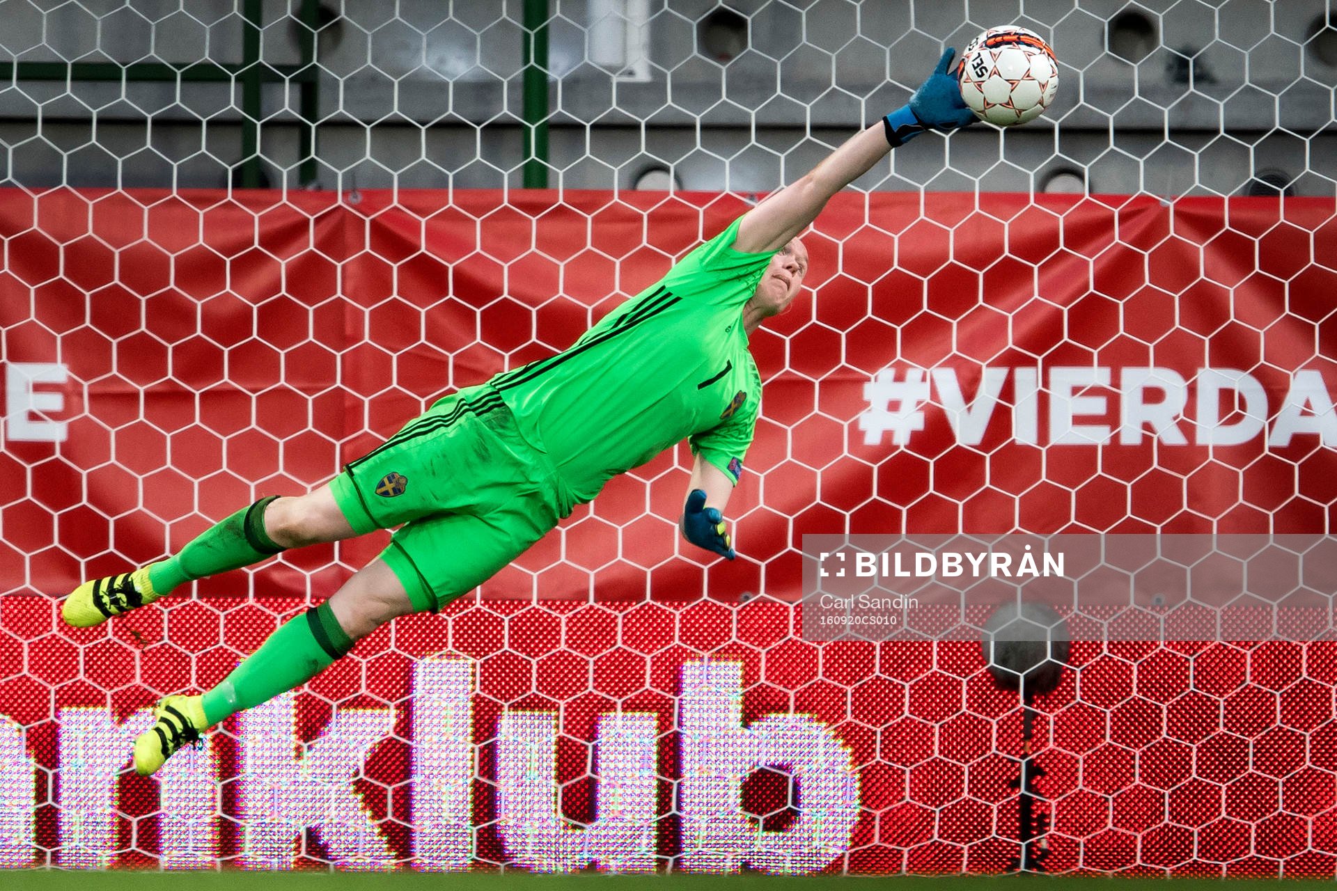 Sveriges målvakt Hedvig Lindahl kastar sig