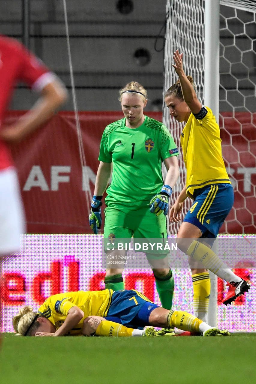 Sveriges Lisa Dahlkvist blir liggande