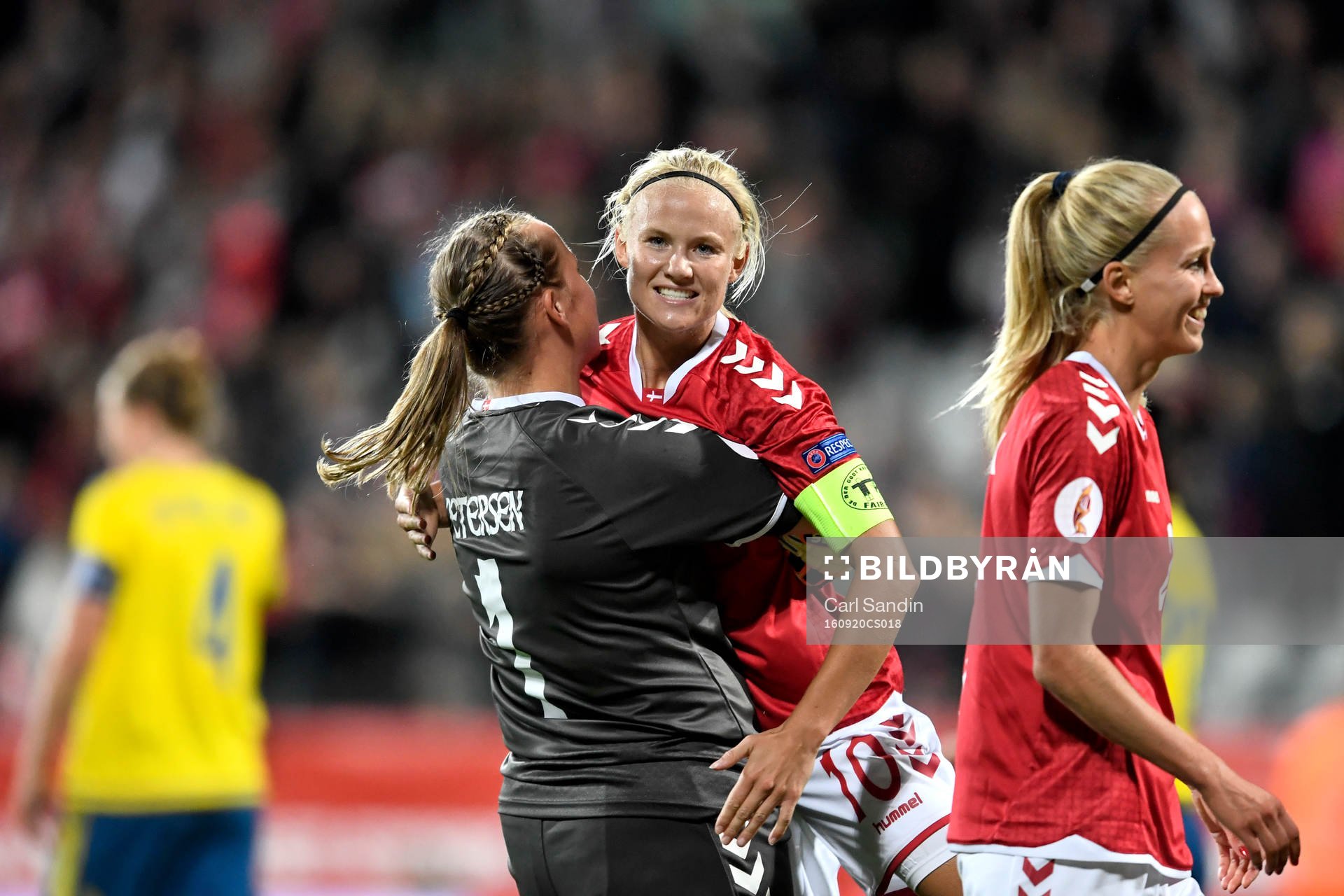 Danmarks målvakt Stina Petersen och Pernille Harder jublar