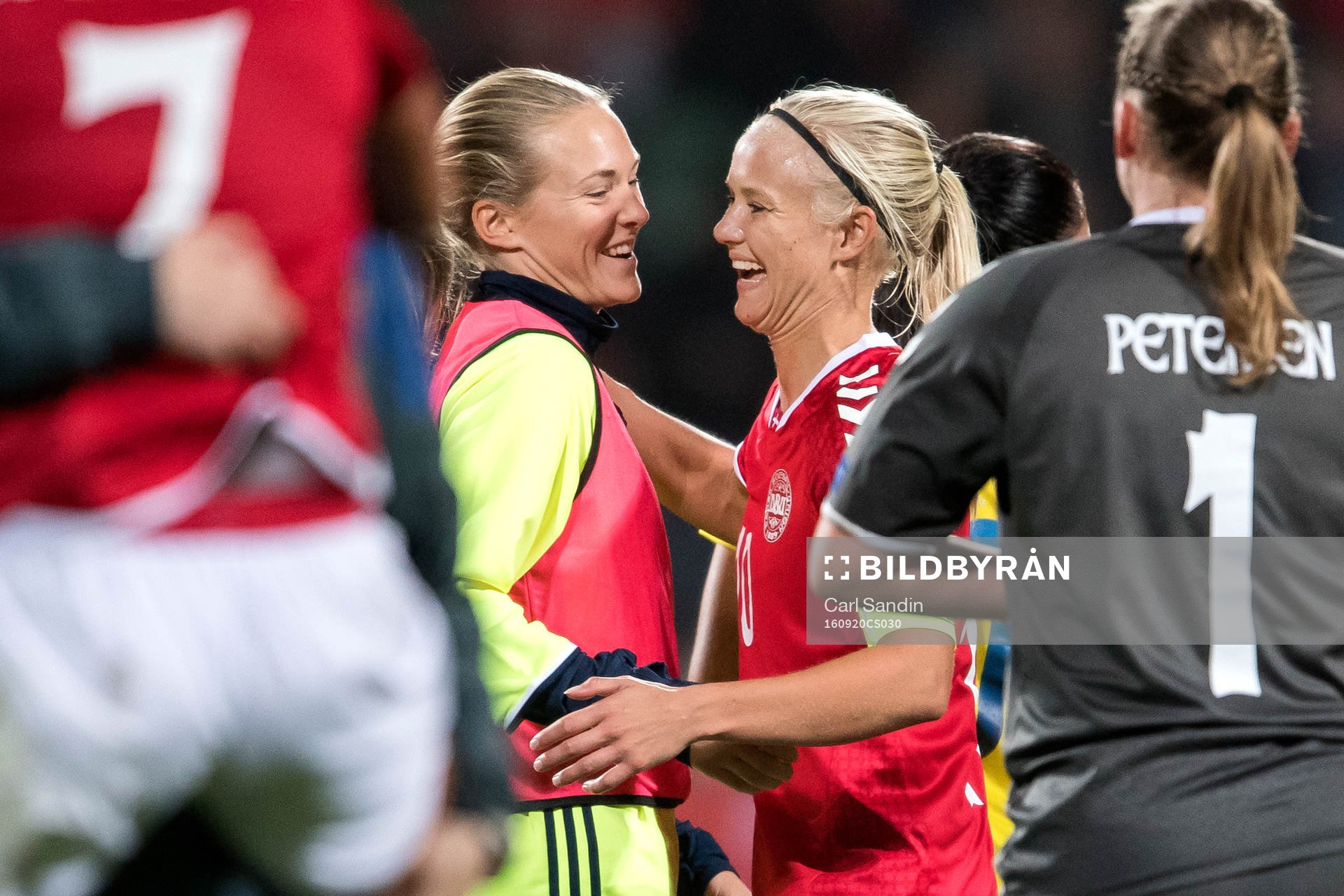 Sveriges Magdalena Eriksson och Danmarks Pernille Harder jublar efter fotbollsmatchen i kvalet till EM mellan Danmark och Sverige den 20 september 2016 i Viborg.