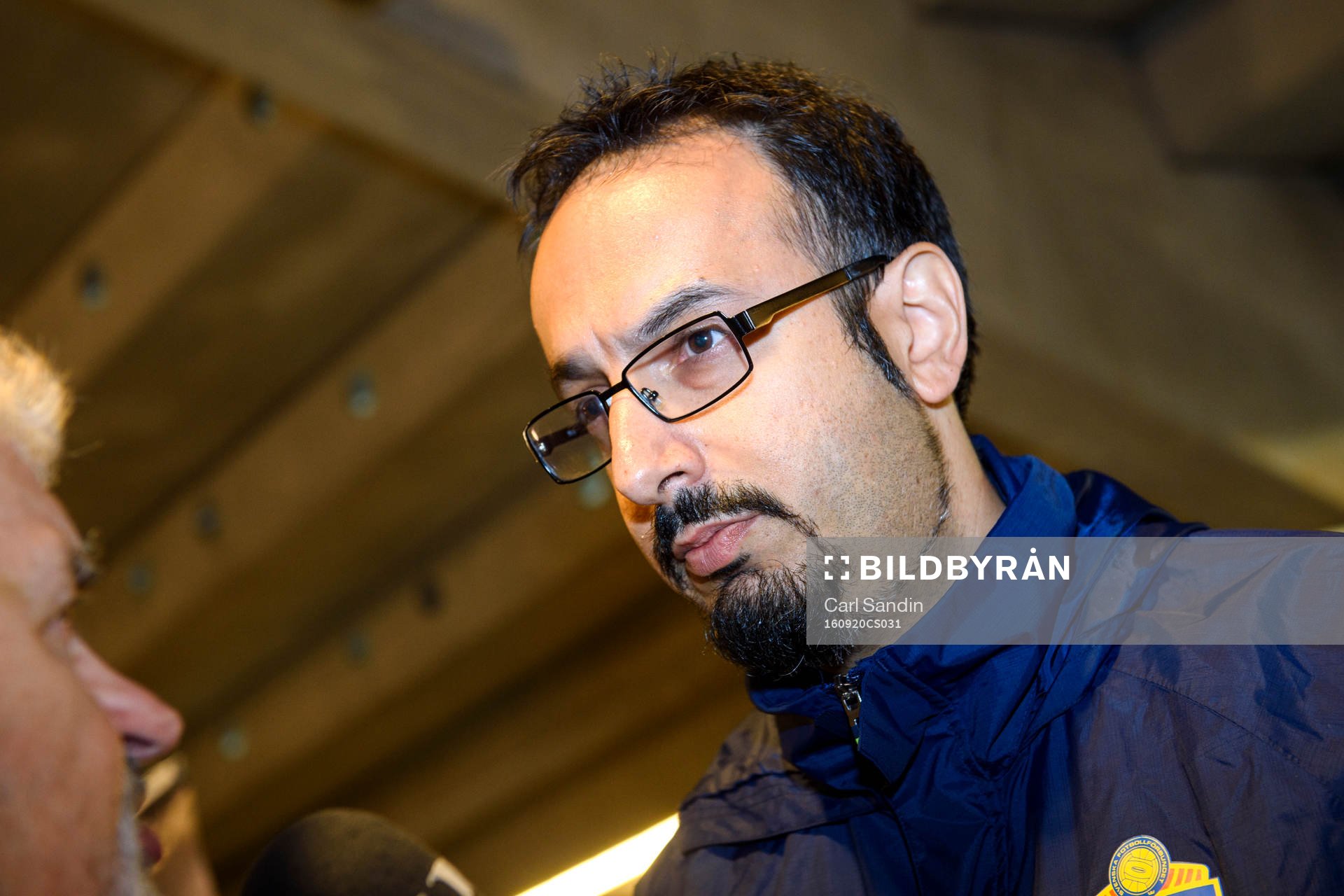 Sveriges läkare Houman Ebrahimi blir intervjuad