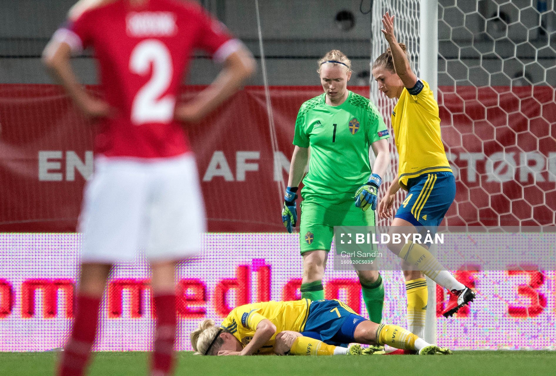 Sveriges Lisa Dahlkvist ligger skadad på gräset