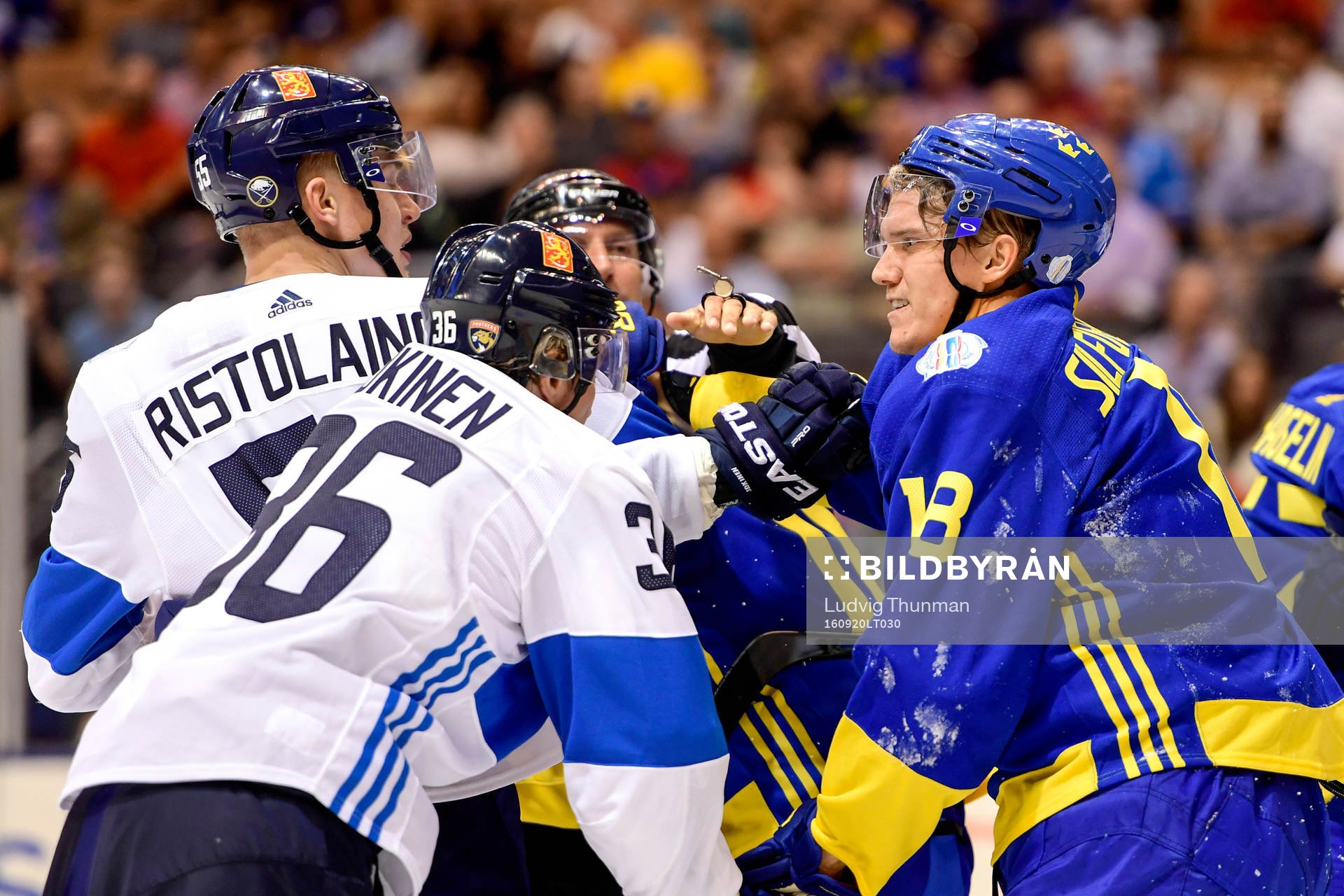 Finlands Jussi Jokinen och Sveriges Jakob Silfverberg i ett