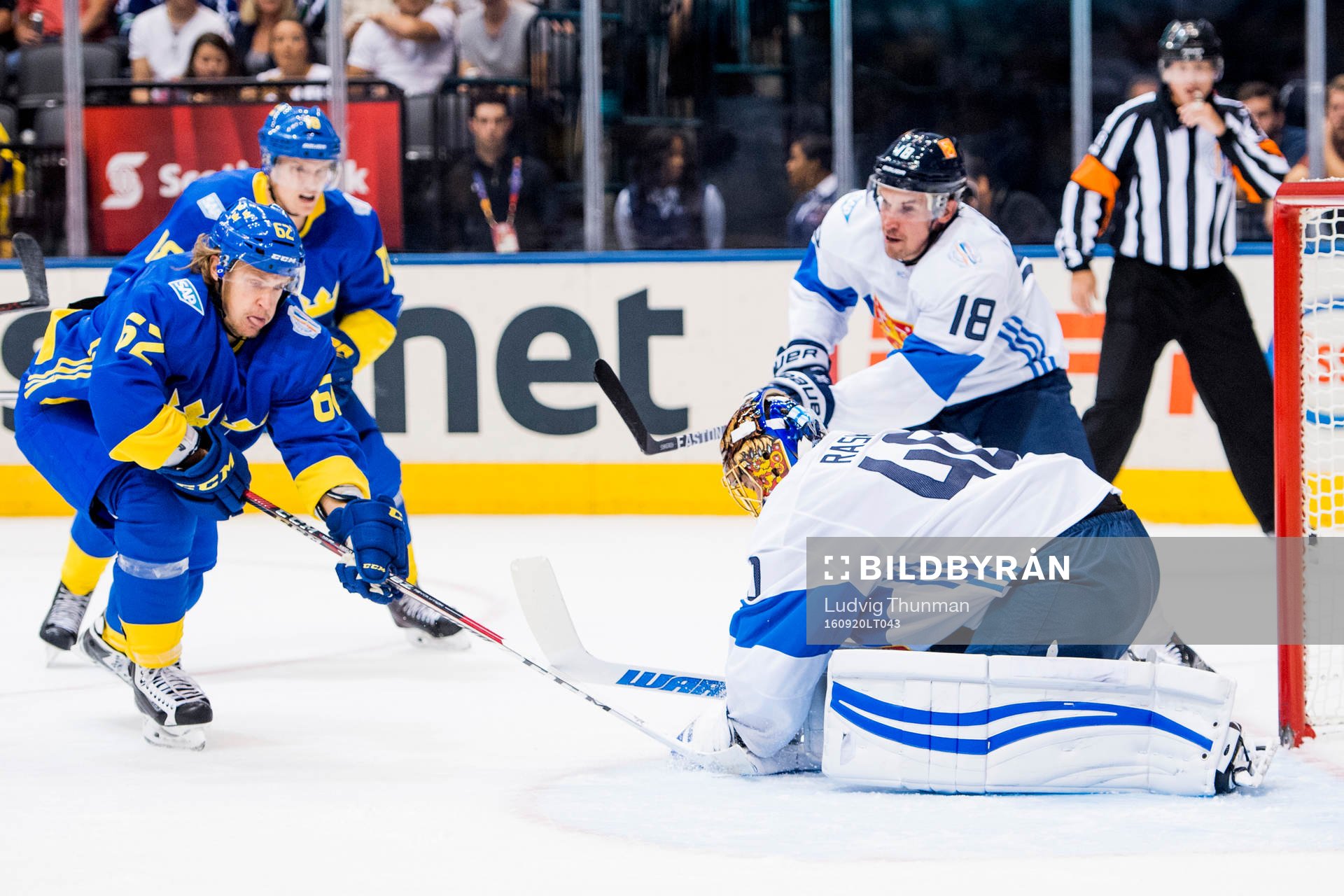 Sveriges Carl Hagelin i läge framför Finlands målvakt