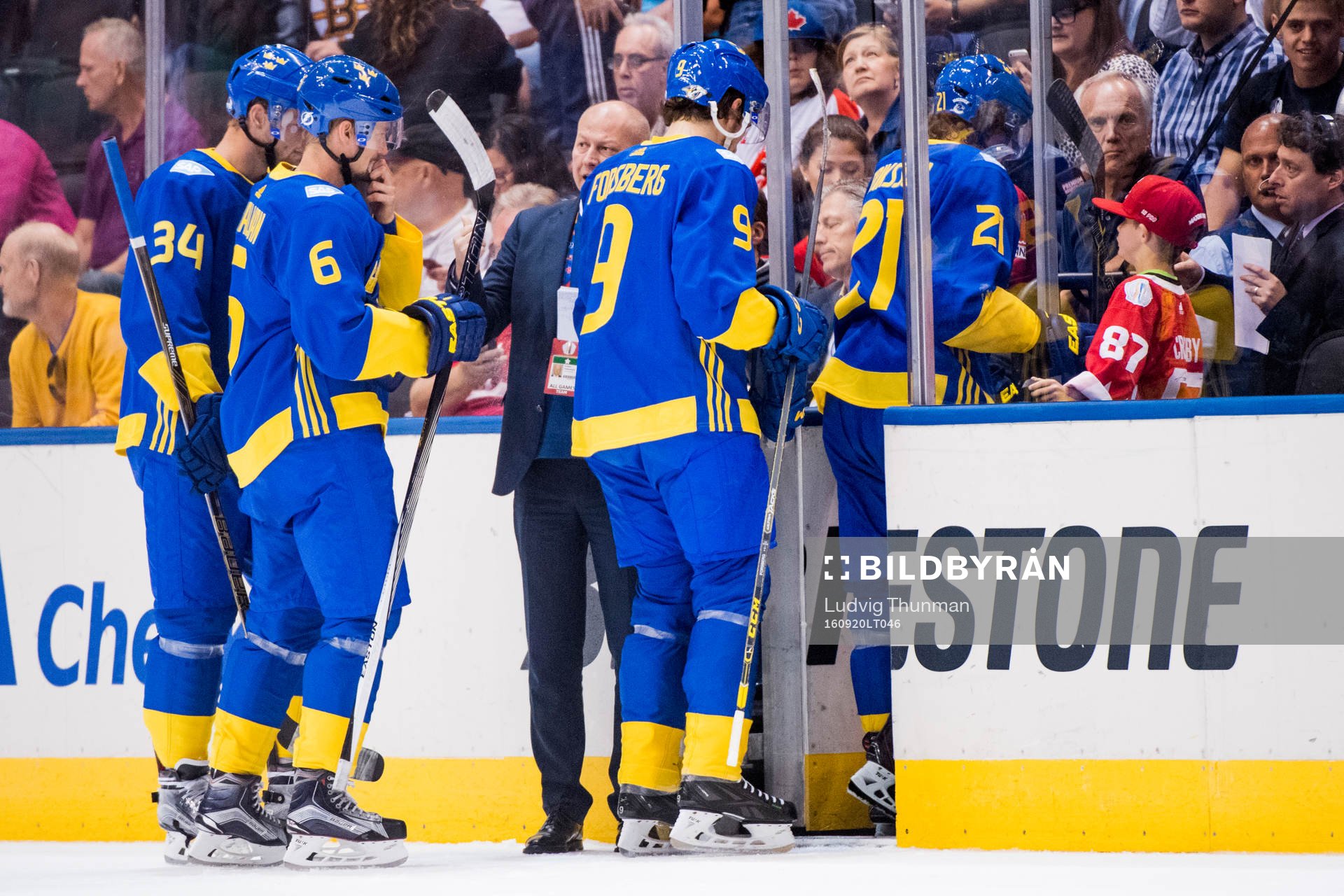 Sveriges spelare lämnar isen