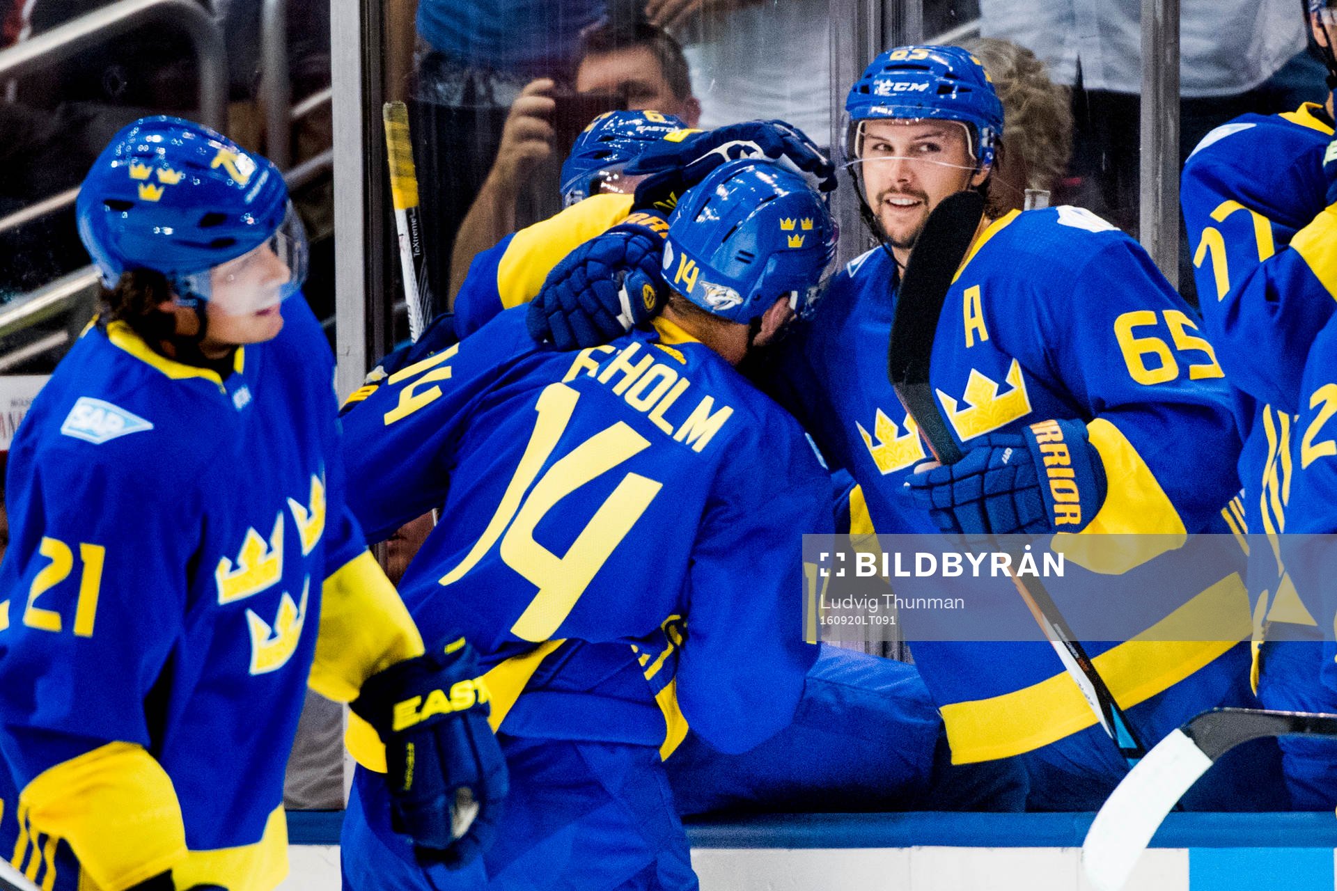 Sveriges Erik Karlsson och Anton Strålman kramar om