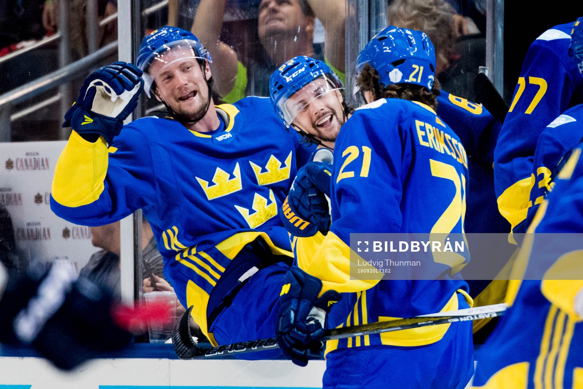 Sveriges Anton Strålman och Erik Karlsson jublar med Loui