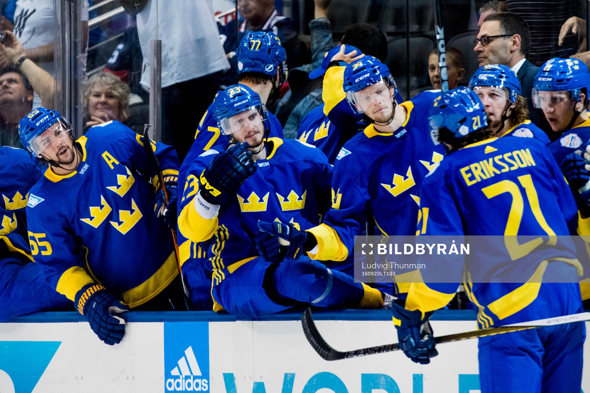 Sveriges Loui Eriksson jublar med bänken