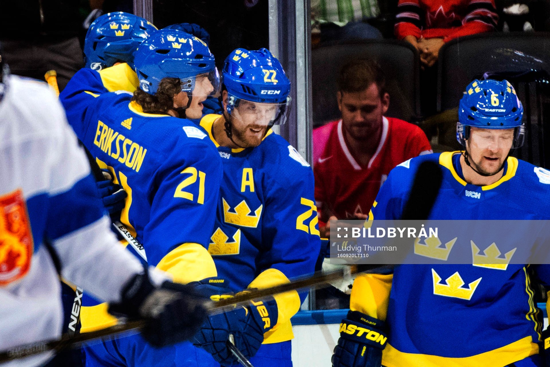 Sveriges Anton Strålman jublar med lagkamraterna