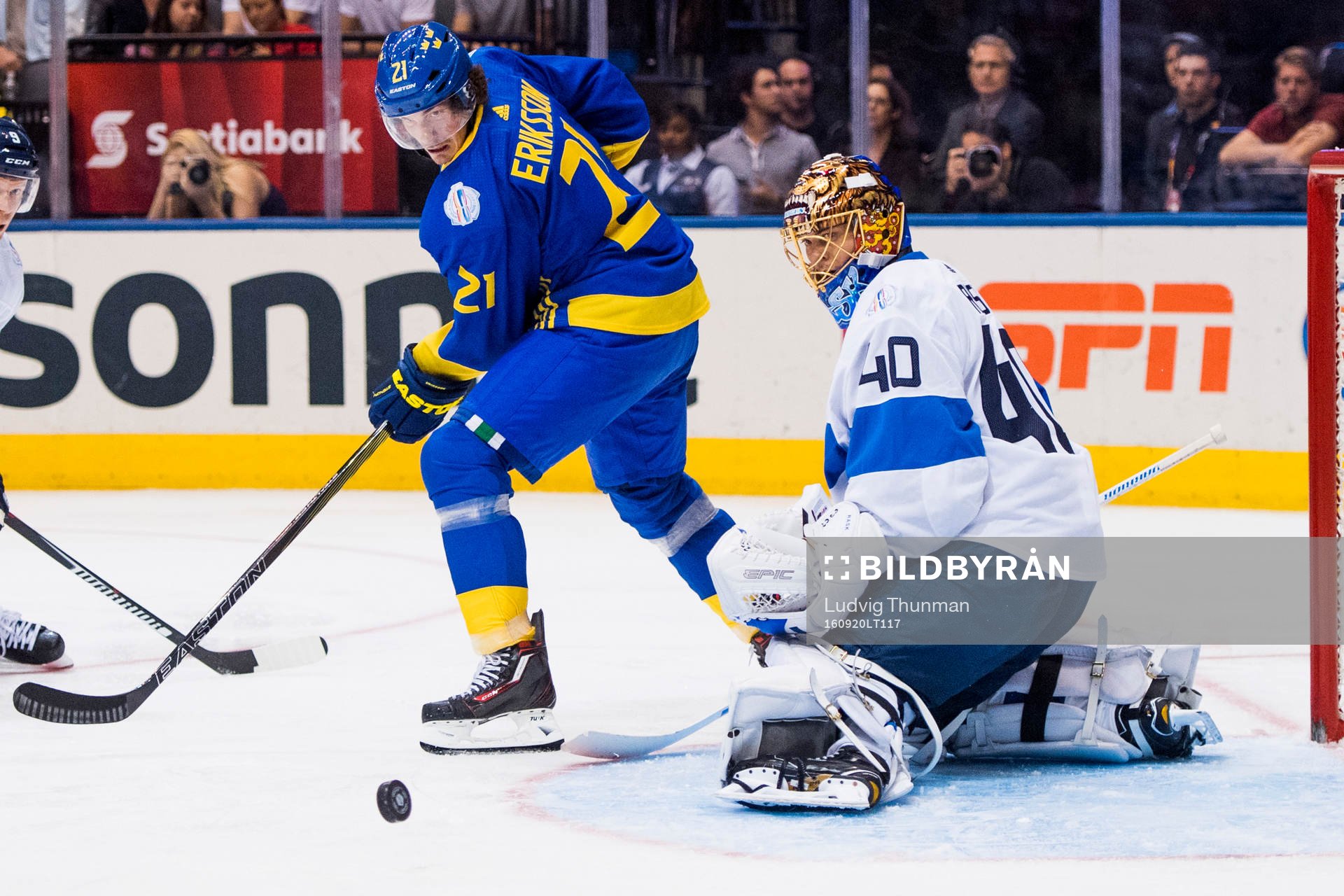 Sveriges Loui Eriksson och Finlands målvakt Tuukka Rask