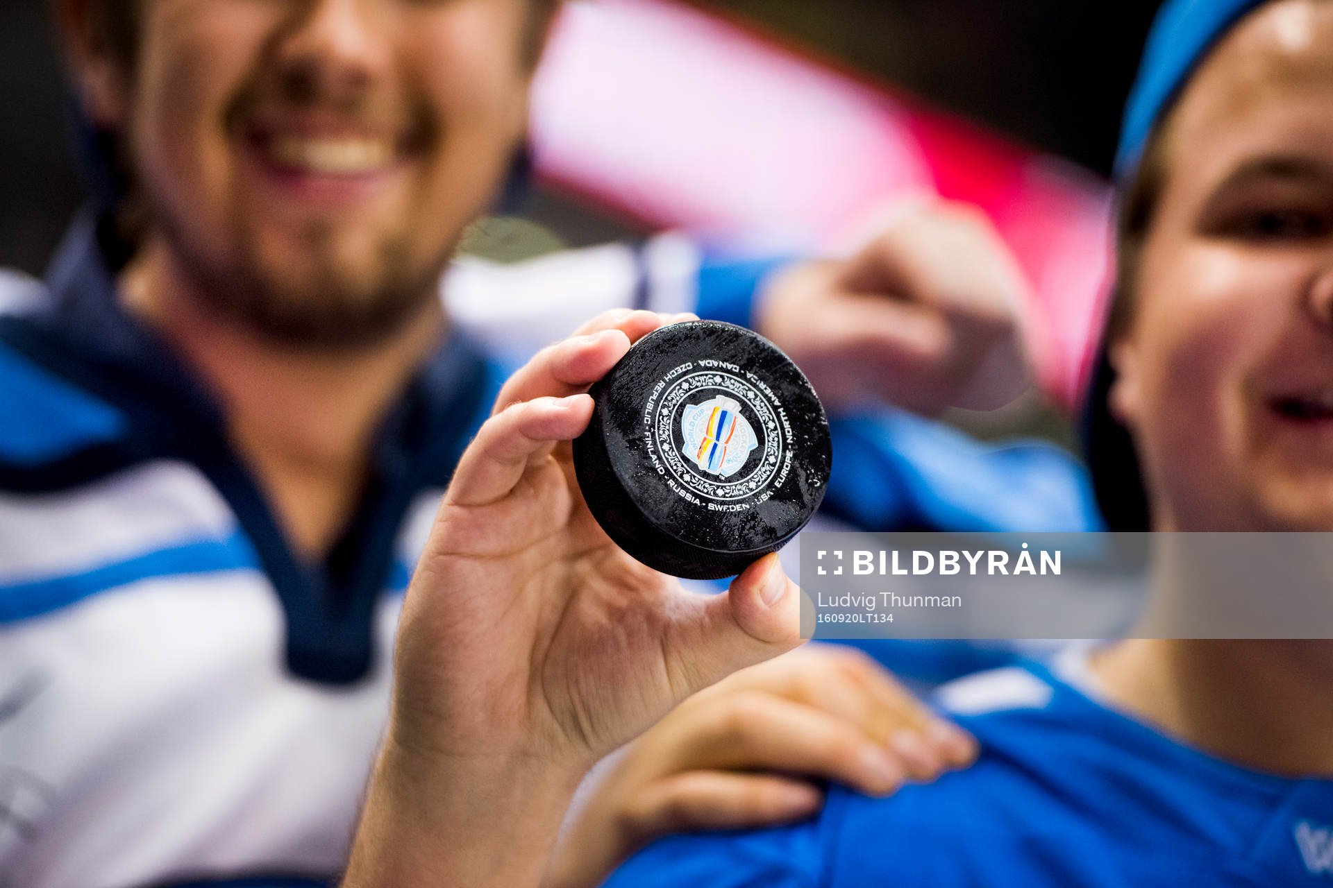 Närbild på en officiell matchpuck