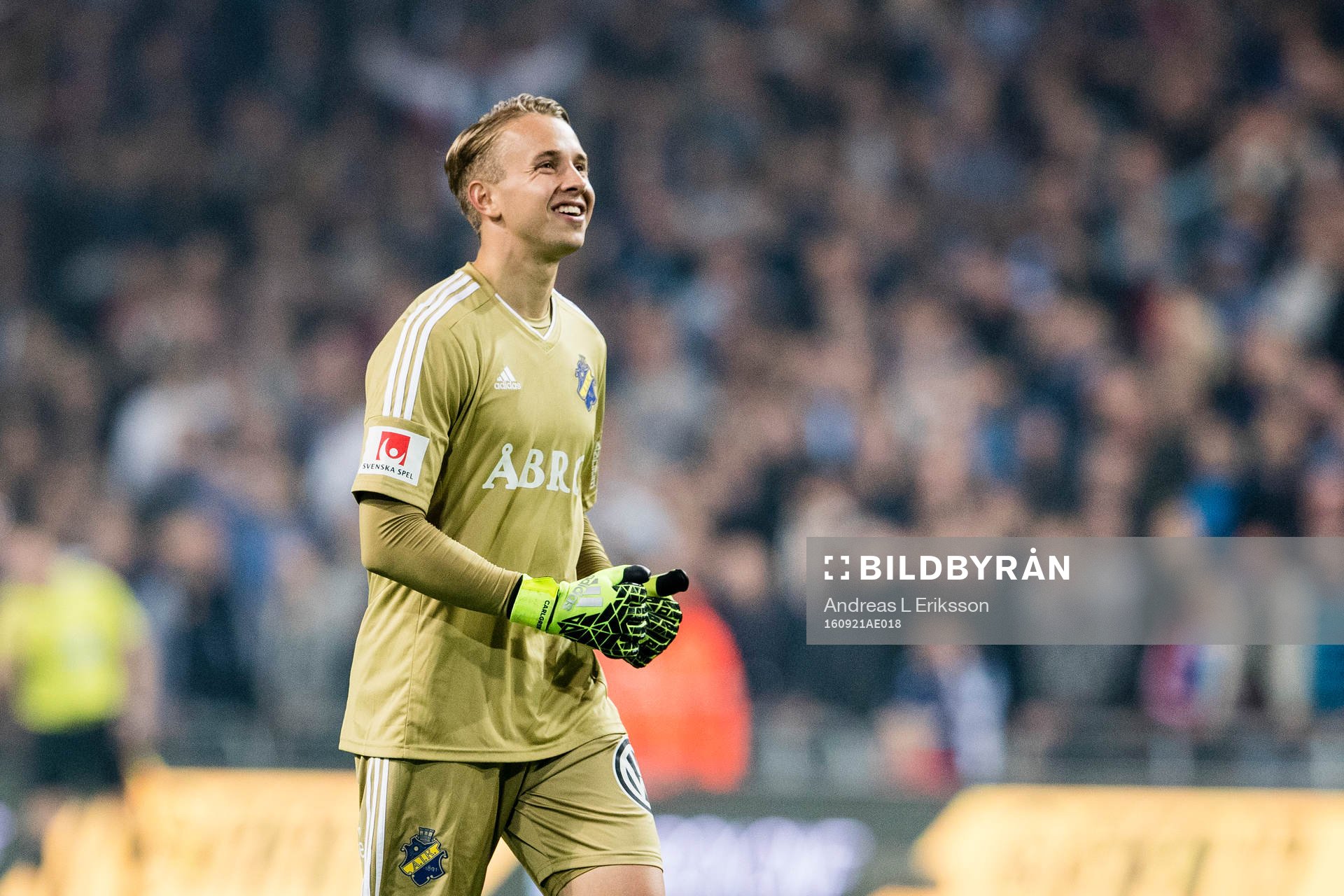 s målvakt Patrik Carlgren ser glad ut