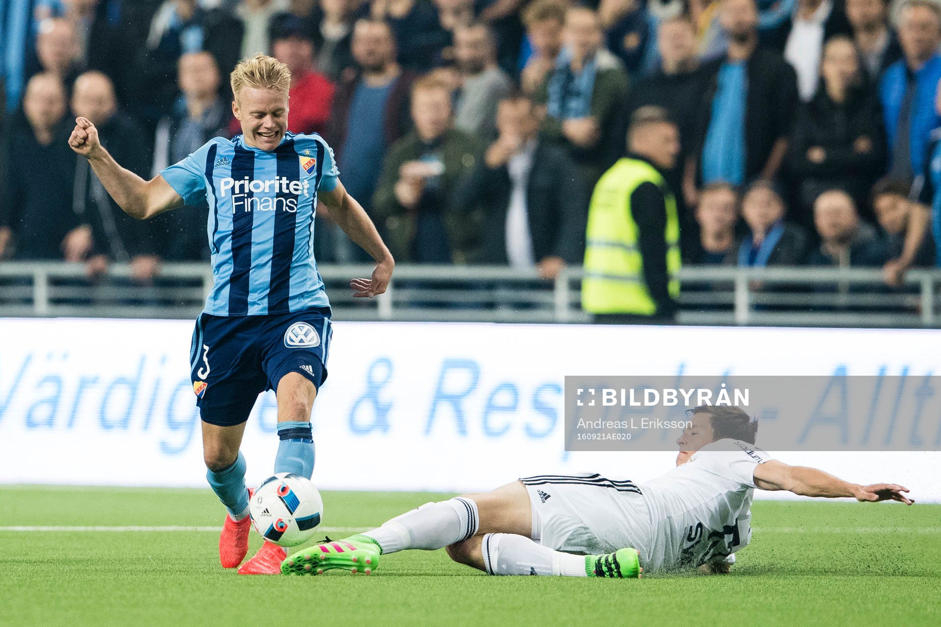 Djurgårdens Elliot Käck blir av med bollen i en
