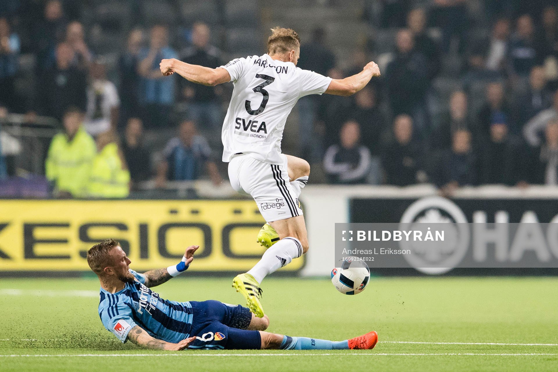 Djurgårdens Alexander Faltsetas med en glidtackling mot