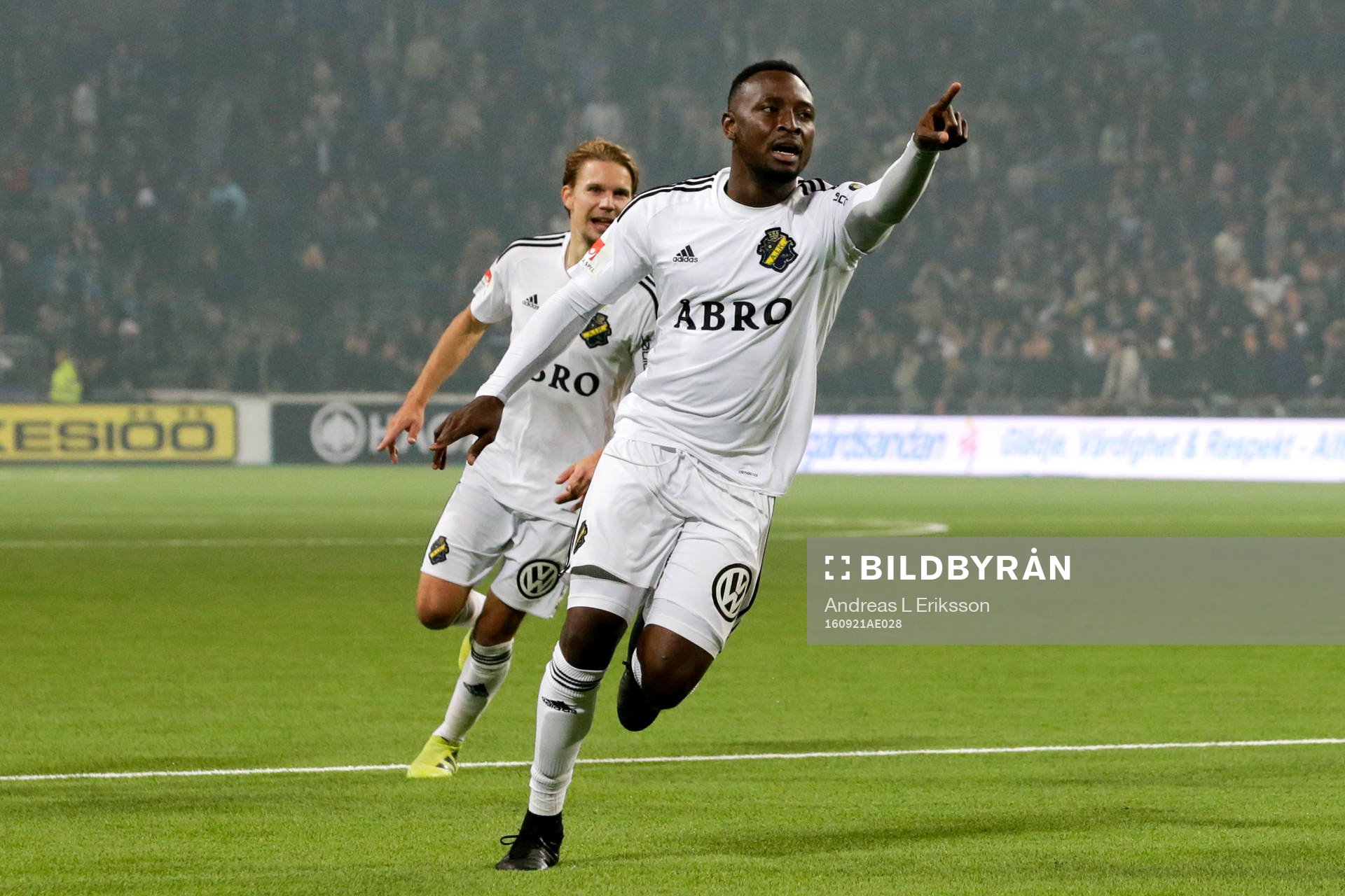 s Chinedu Ogbuke Obasi jublar