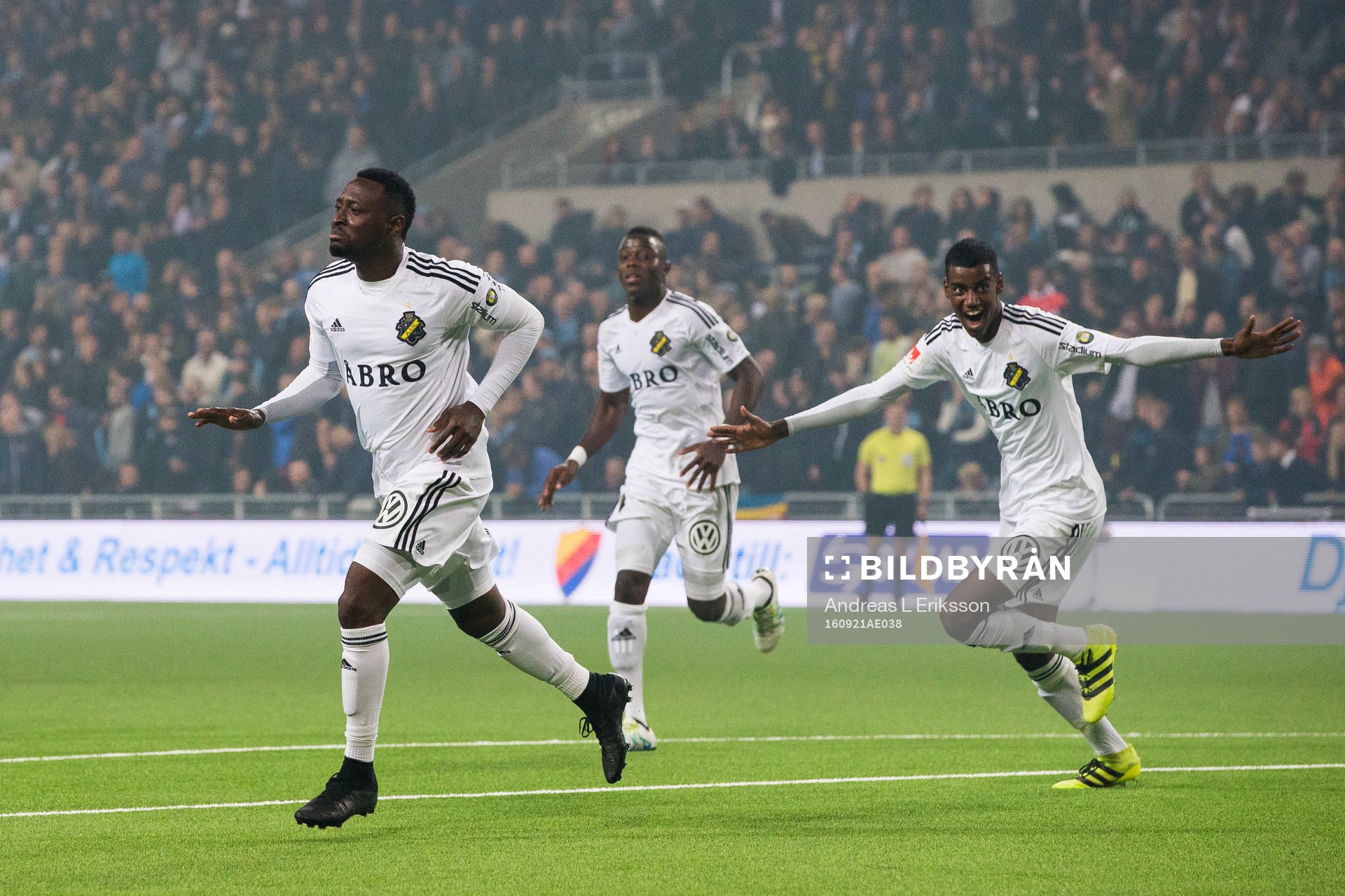 s Chinedu Ogbuke Obasi jublar