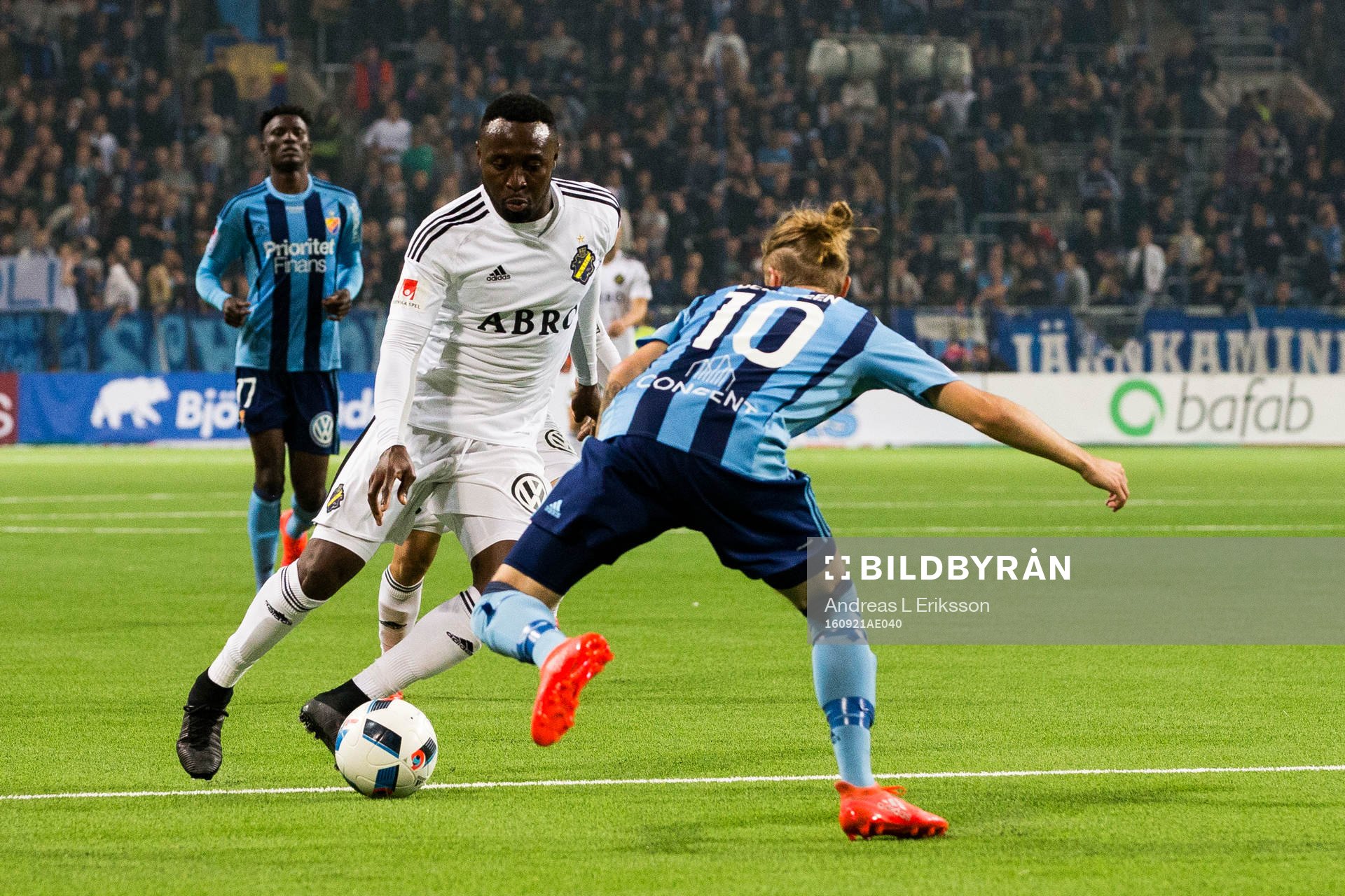 s Chinedu Ogbuke Obasi och Djurgårdens Daniel Berntsen