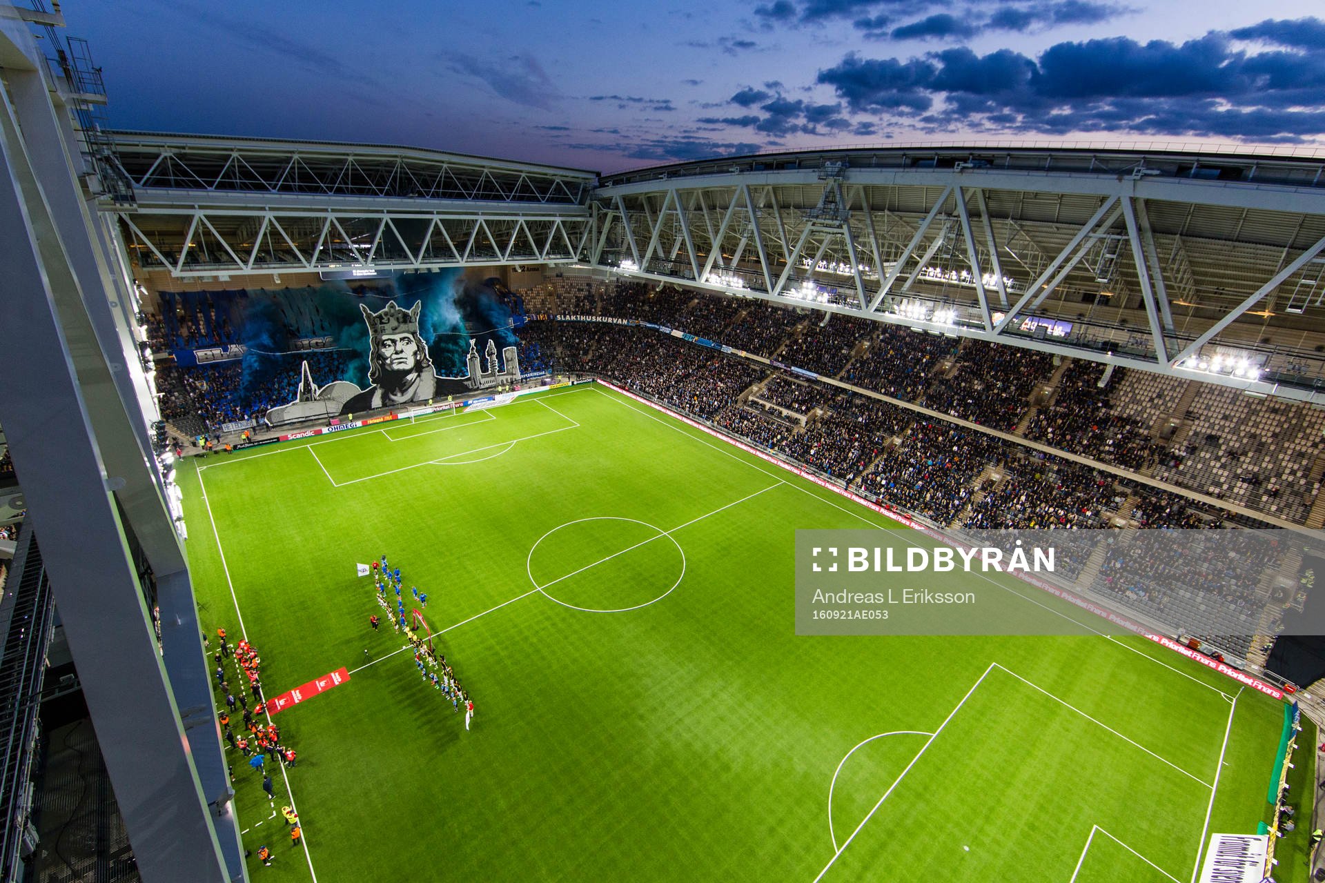 Djurgårdens supportrar med ett TIFO när spelarna ställer