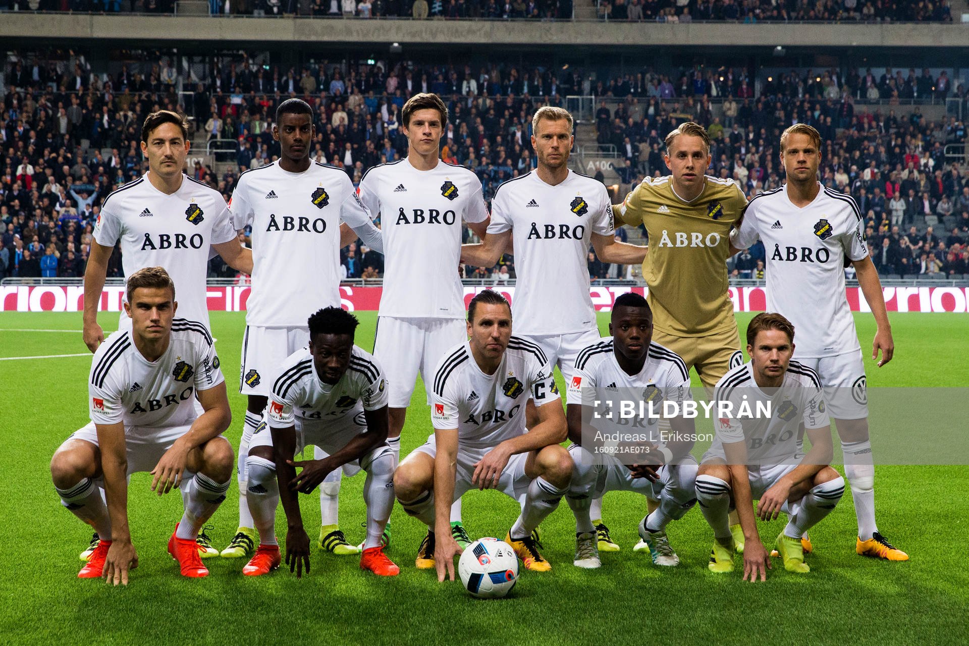 AIK:s startelva inför fotbollsmatchen i Allsvenskan mellan Djurgården och AIK den 21 september 2016 i Stockholm. Övre raden från vänster: Stefan Ishizaki, Alexander Isak, Sauli Väisänen, Per Karlsson, målvakt Patrik Carlgren och Daniel Sundgren. Nedre raden från vänster: Eero Markkanen, Ebenezer Ofori, Nils-Eric Johansson, Patrick Kpozo och Johan Blomberg.