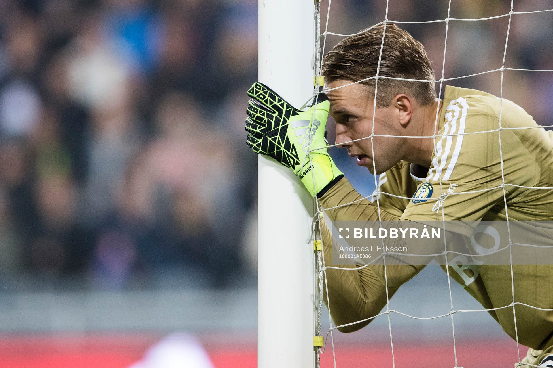s målvakt Patrik Carlgren ser till att muren står rätt