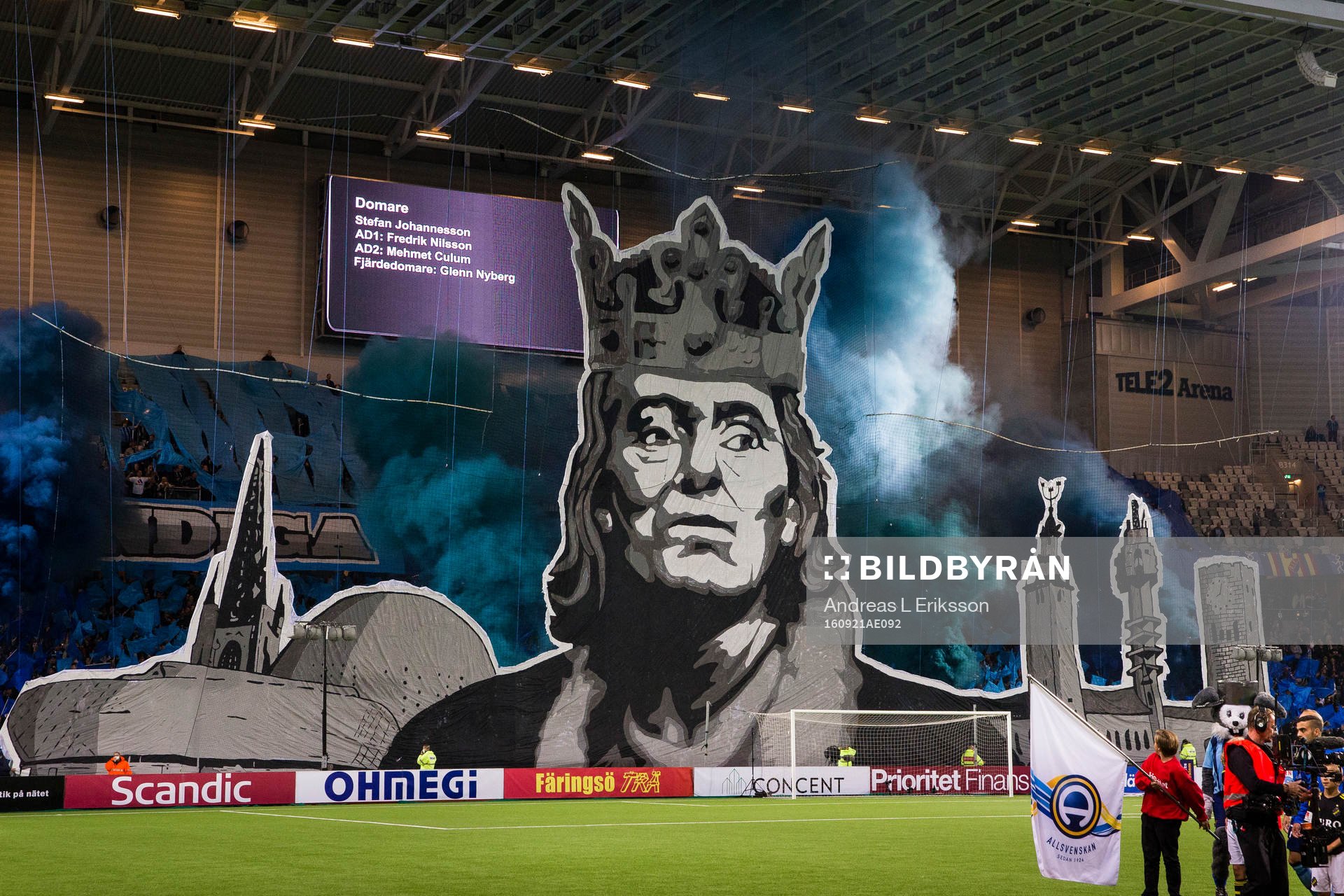 Djurgårdens supportrar med ett TIFO innan fotbollsmatchen
