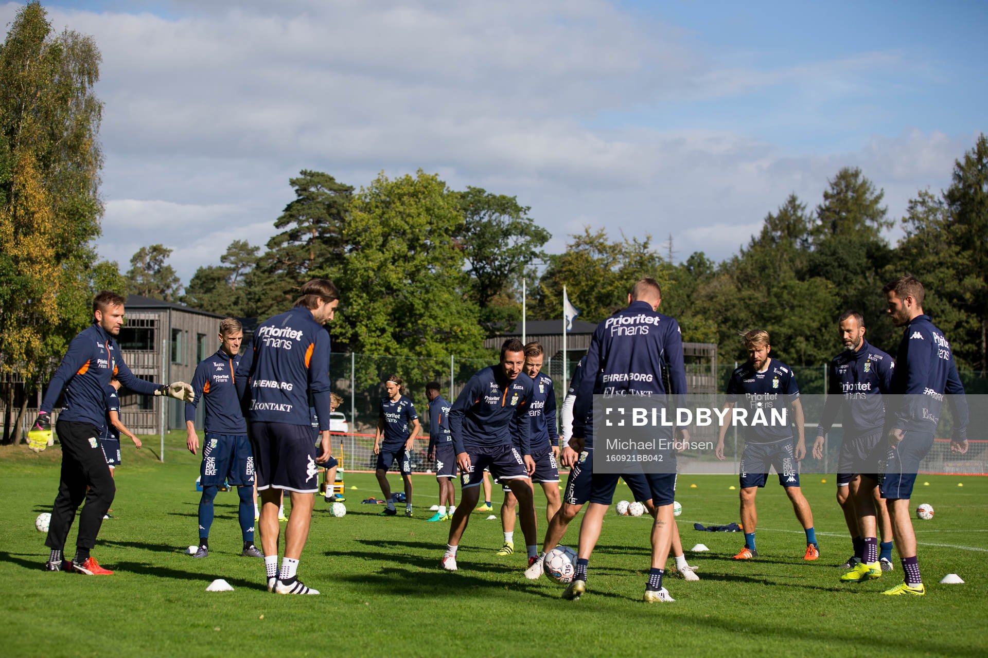 IFK Göteborg värmer upp med kvadraten, i mitten Martin