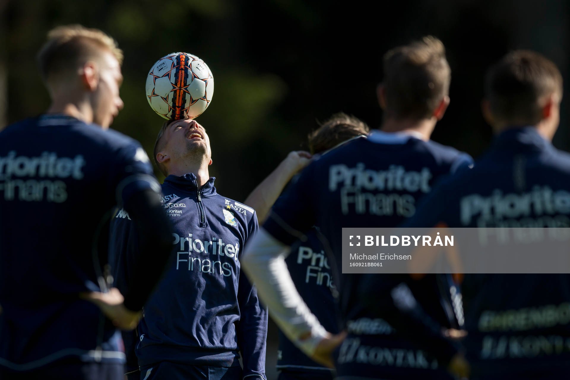 IFK Göteborgs Sebastian Eriksson balanserar bollen på