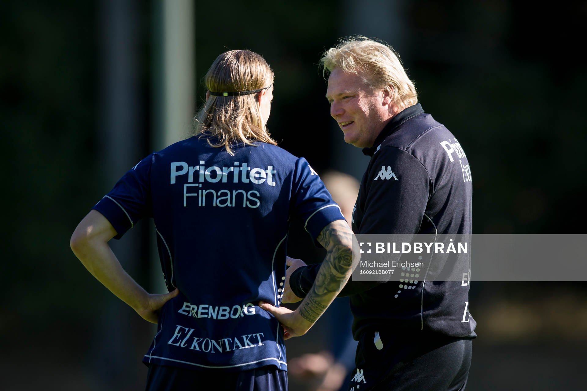 IFK Göteborgs Elias Mar Omarsson pratar med tränare