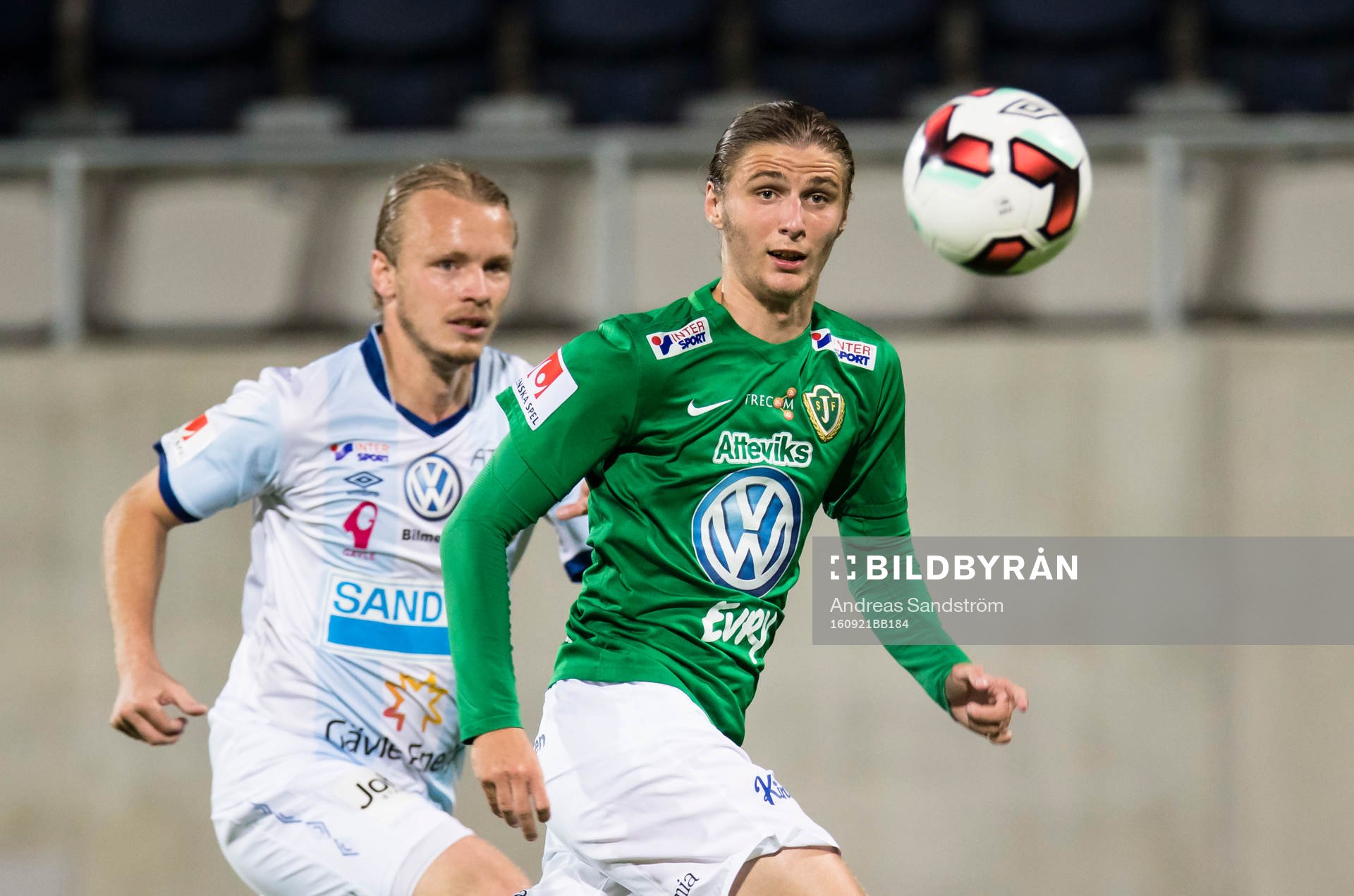 Jönköpings Pawel Cibicki jagas av Gefles Jesper Florén