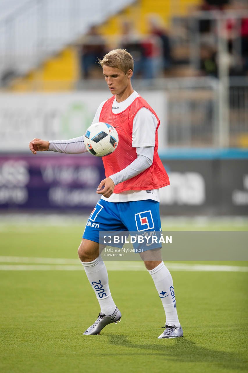 Norrköpings Sebastian Andersson värmer upp