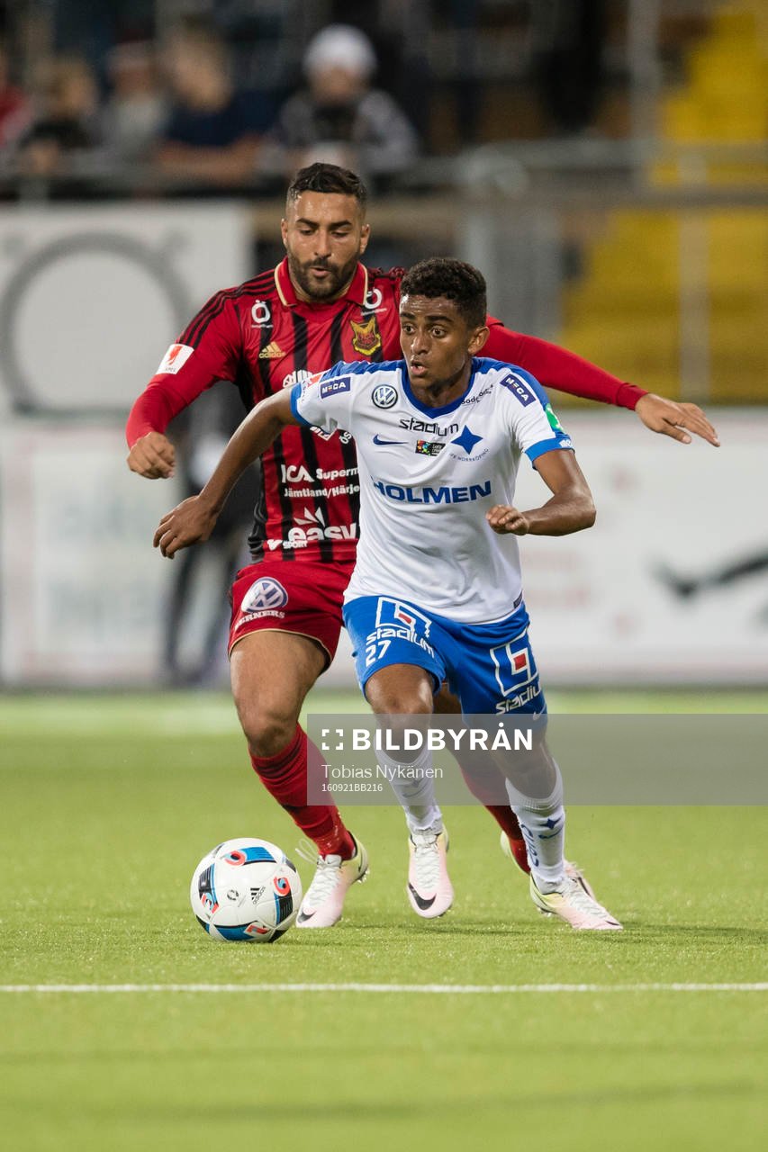 Östersunds Saman Ghoddos mot Norrköpings Tesfaldet Tekie