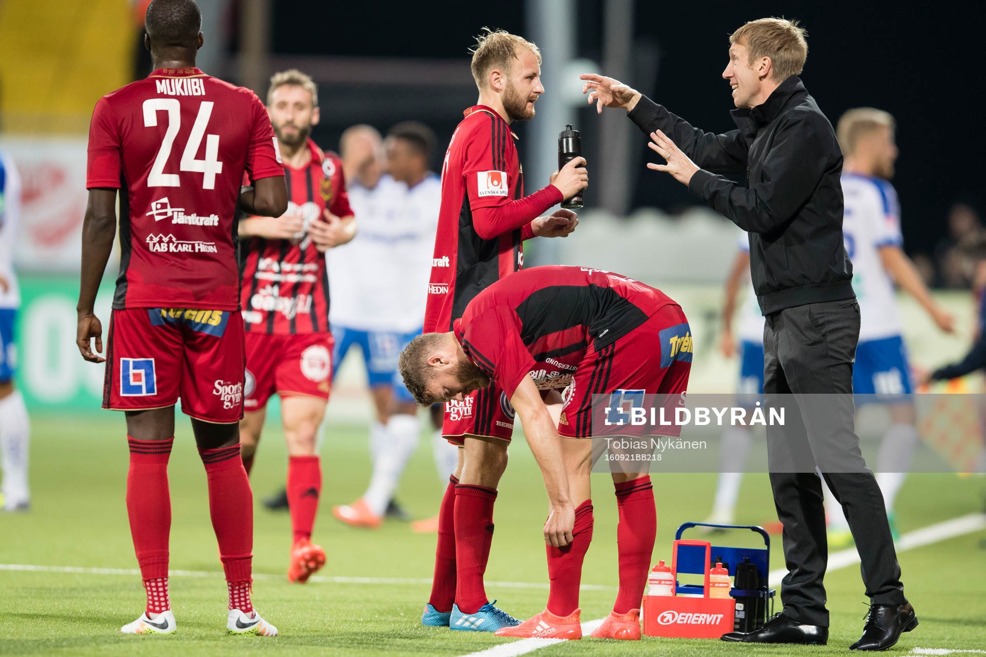 Östersunds tränare Graham Potter pratar med Curtis Edwards