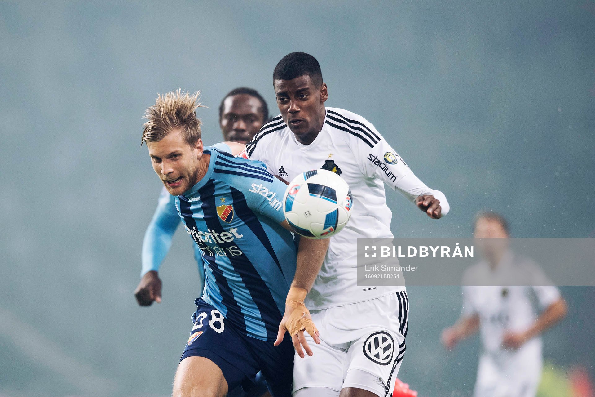 s Alexander Isak i närkamp